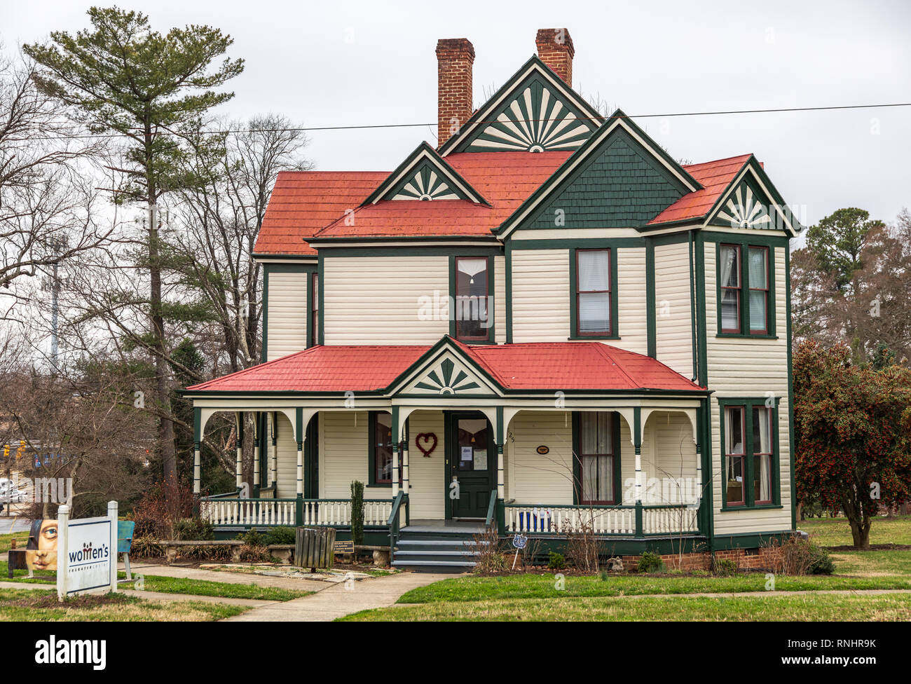 HICKORY, NC, USA-2/17/19 : l'Hickory Women's Resource Centre est situé dans un bâtiment historique datant du presbytère, situé dans l'Arboretum de lierre à Sally Fox park. Banque D'Images