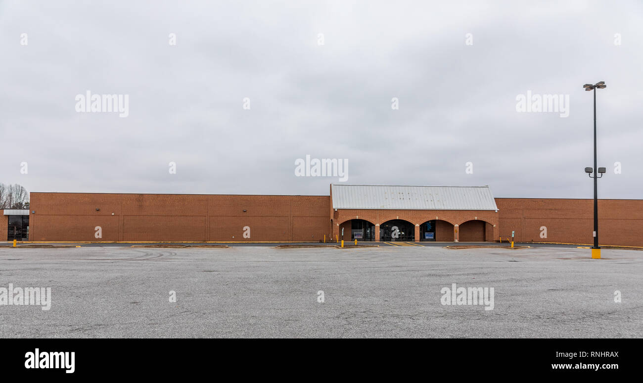 CONOVER, NC, USA-2/17/19 : Un grand bâtiment de détail, abandonnés et un terrain de stationnement, anciennement un Kmart. Banque D'Images