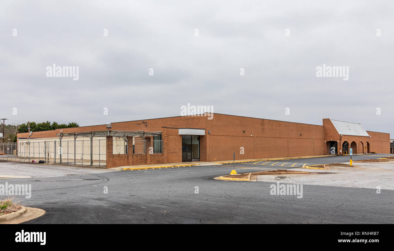 CONOVER, NC, USA-2/17/19 : Un grand bâtiment de détail, abandonnés et un terrain de stationnement, anciennement un Kmart. Banque D'Images