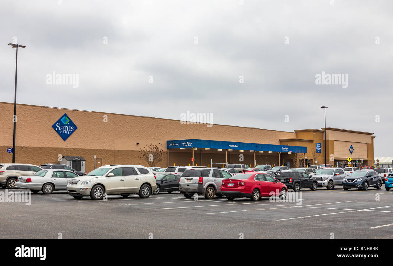 HICKORY, NC, USA-2/17/19 : un Sam's Club, le vendeur en gros d'escompte, administré par Walmart. Banque D'Images
