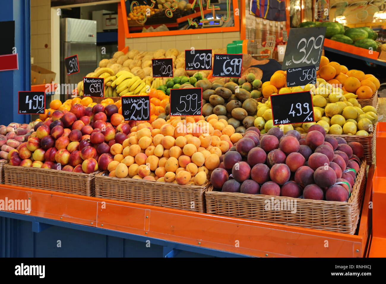Grand groupe De Fruits dans des corbeilles à Farmers Market Banque D'Images
