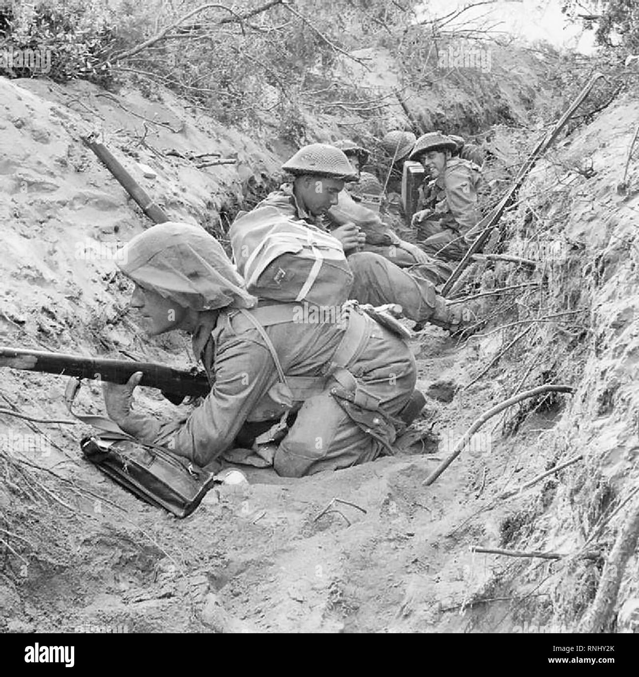 Les hommes d'entreprise 'D', 1er Bataillon Le Green Howards, 5e Division d'infanterie, occuper une tranchée de communication allemandes capturées au cours de l'offensive à Anzio, 22 mai 1944. Banque D'Images