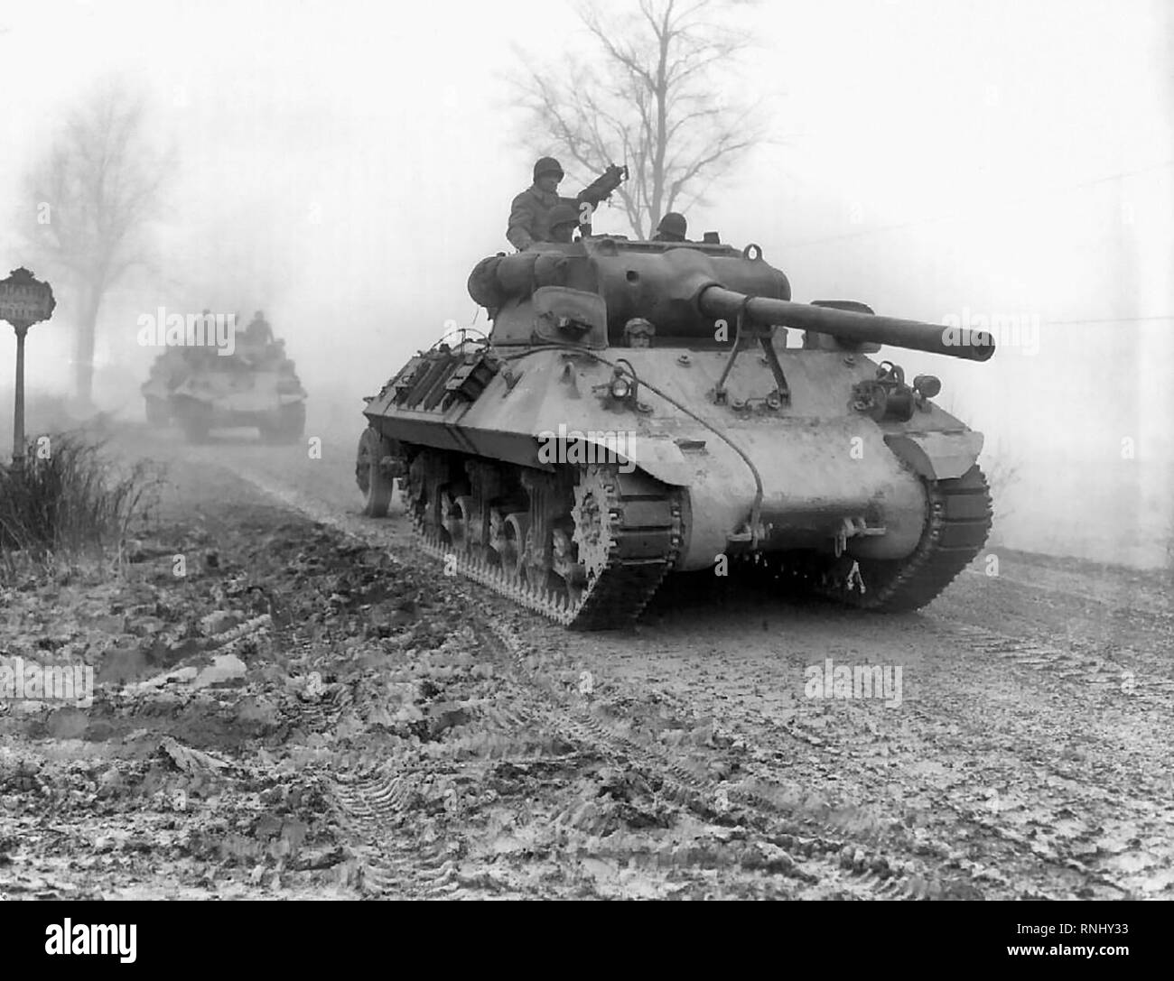 Bataille des Ardennes - char américain tribal aller de l'avant lors de brouillard pour endiguer l'allemand lance près de Chevron, Belgique, 20 Dec 44. B-4987, 703e TD, 82e Division aéroportée Banque D'Images