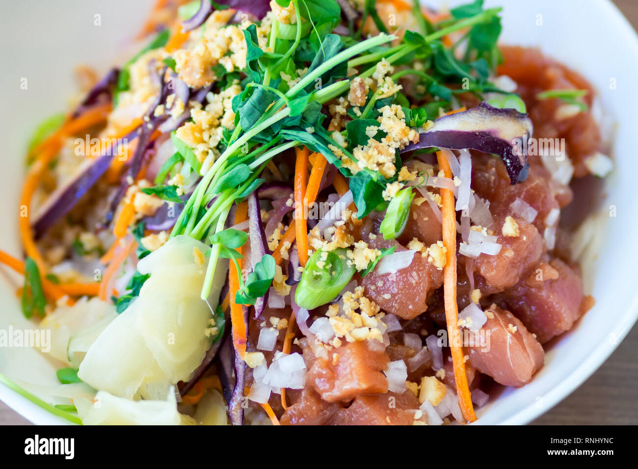 Un thon ahi poke Hawaïen (bol salade de poisson de zone) de 'Ono Poke Co. à Edmonton, Alberta, Canada. Banque D'Images