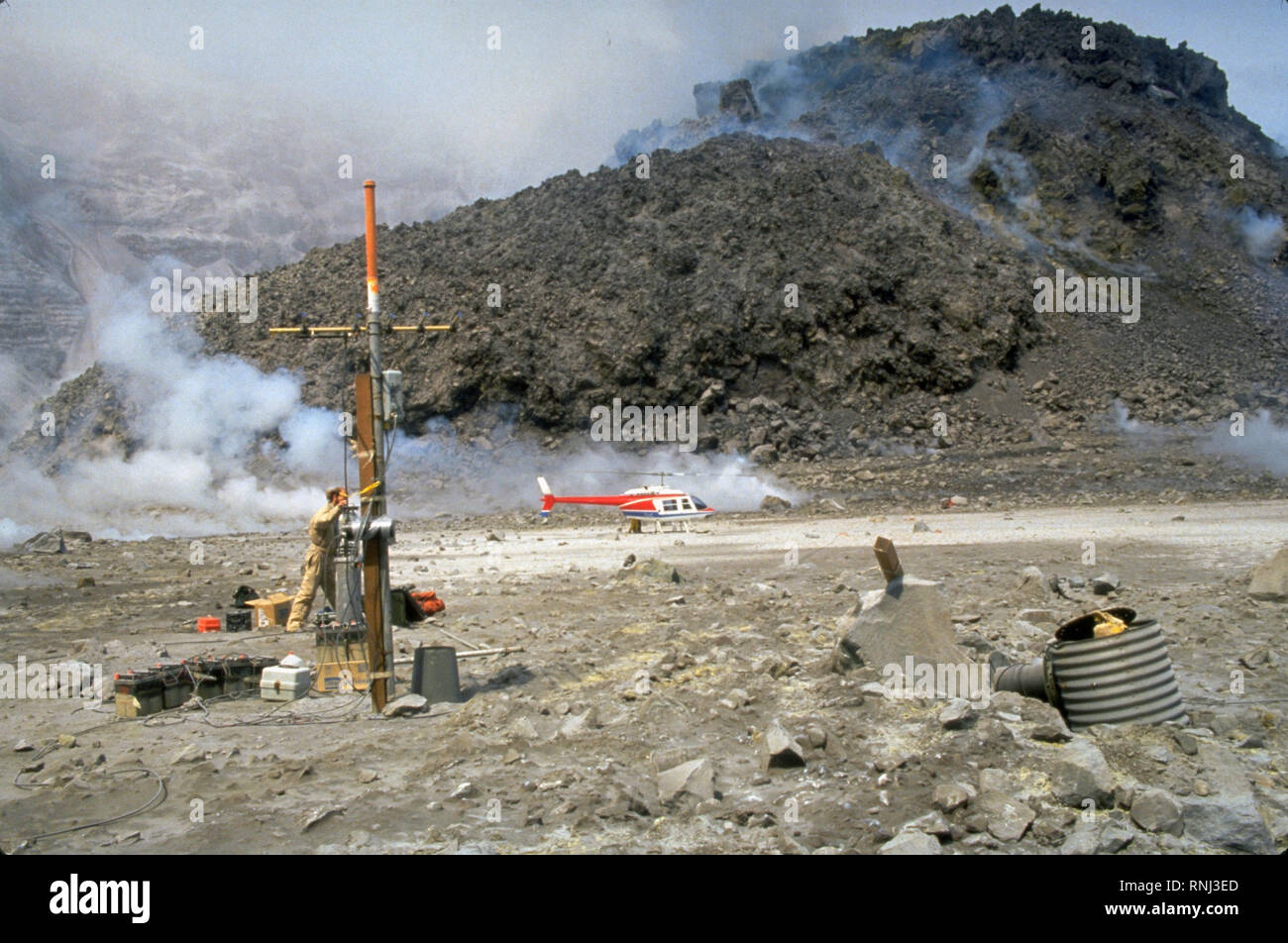 Installation d'une station sismique au cratère du Mont Saint Helens 1981 dôme de lave. L'USGS, conjointement avec l'Université de Washington, l'entretien des stations sismiques au Mont Saint Helens. Une augmentation de la sismicité (tremblements de terre) est souvent le premier précurseur de l'approche d'éruption. Banque D'Images