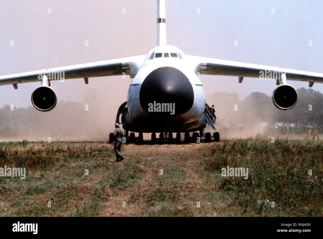 1980 - Une vue frontale d'un C-5A Galaxy de circulation au sol des aéronefs dans la terre au cours d'un test d'évaluation de l'utilité opérationnelle Banque D'Images