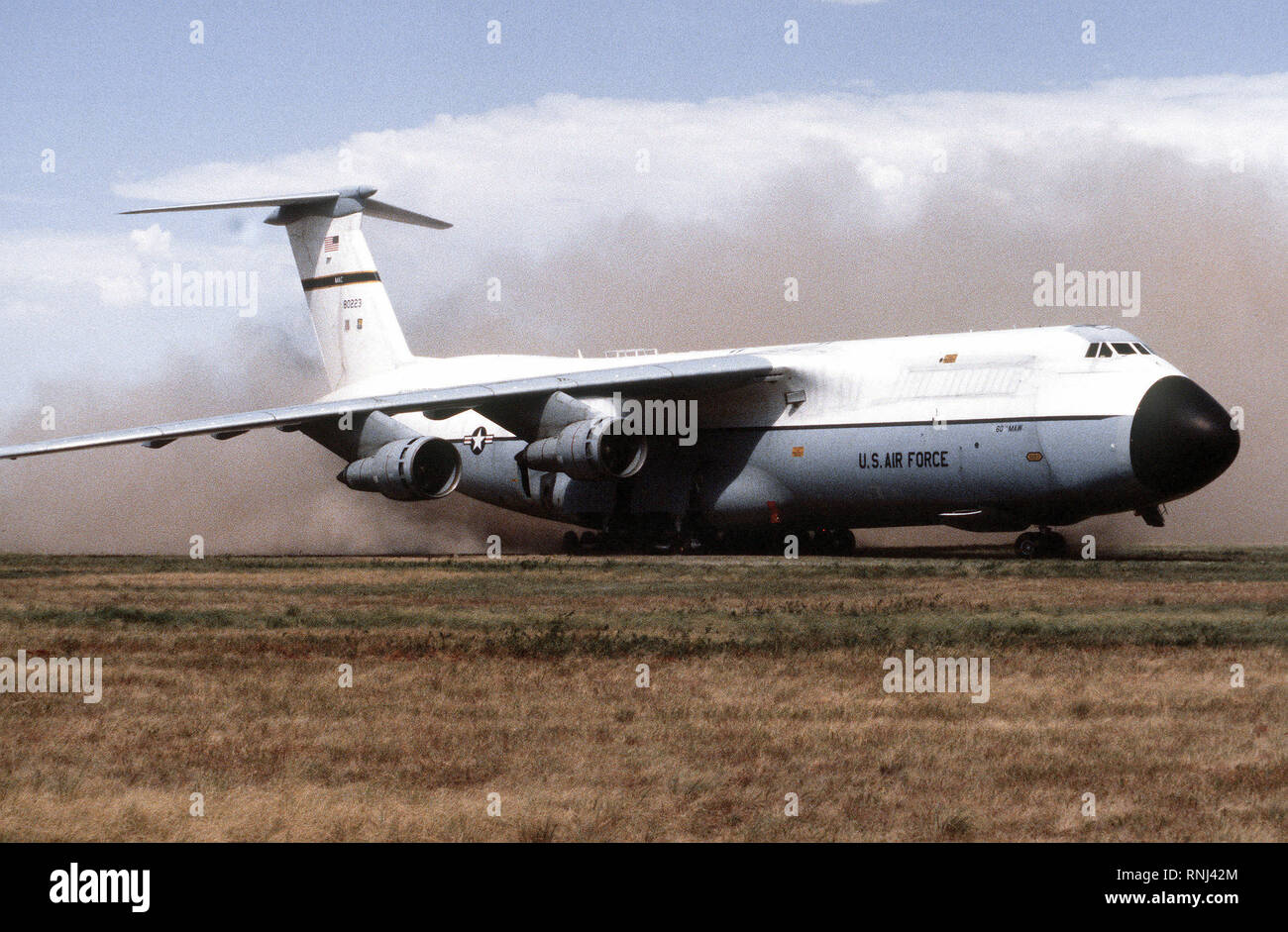 1980 - UN C-5A Galaxy Avion taxis le long d'une piste non amélioré au cours d'un test d'évaluation de l'utilité opérationnelle Banque D'Images
