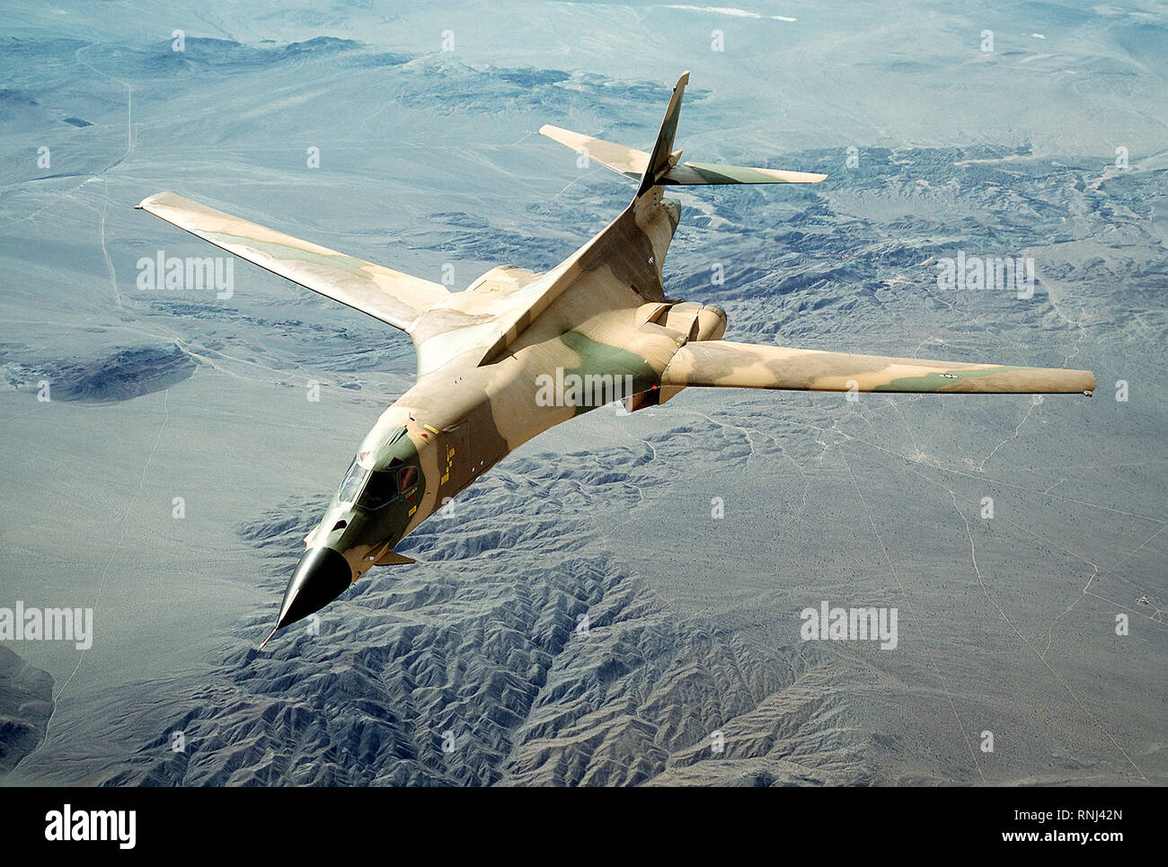 1980 - Un avion vue frontale d'un bombardier B-1 avec son nouveau schéma de peinture de camouflage Banque D'Images