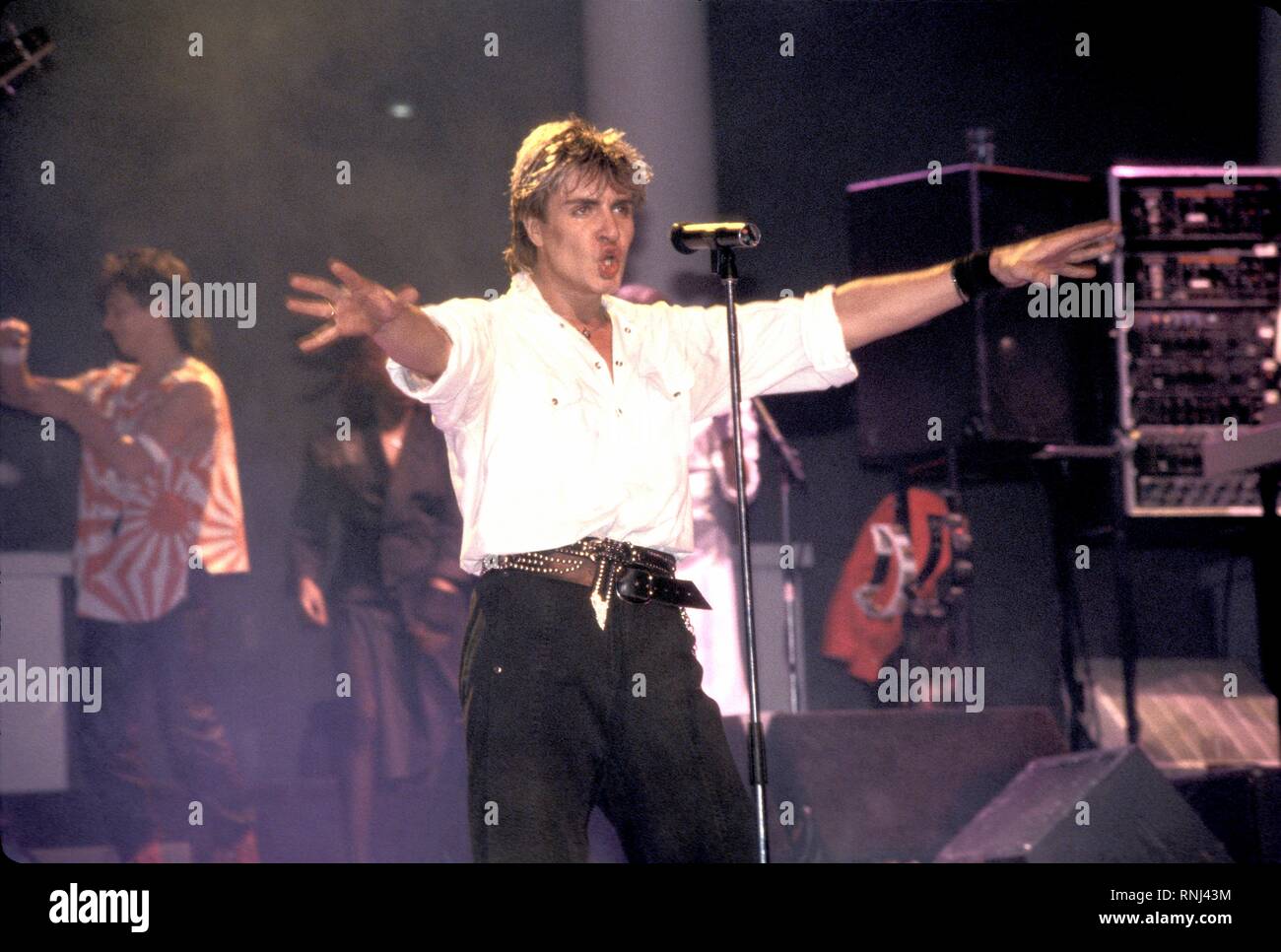 Chanteur de Duran Duran est Simon LeBon illustré sur scène pendant un concert 'live' apparence Banque D'Images