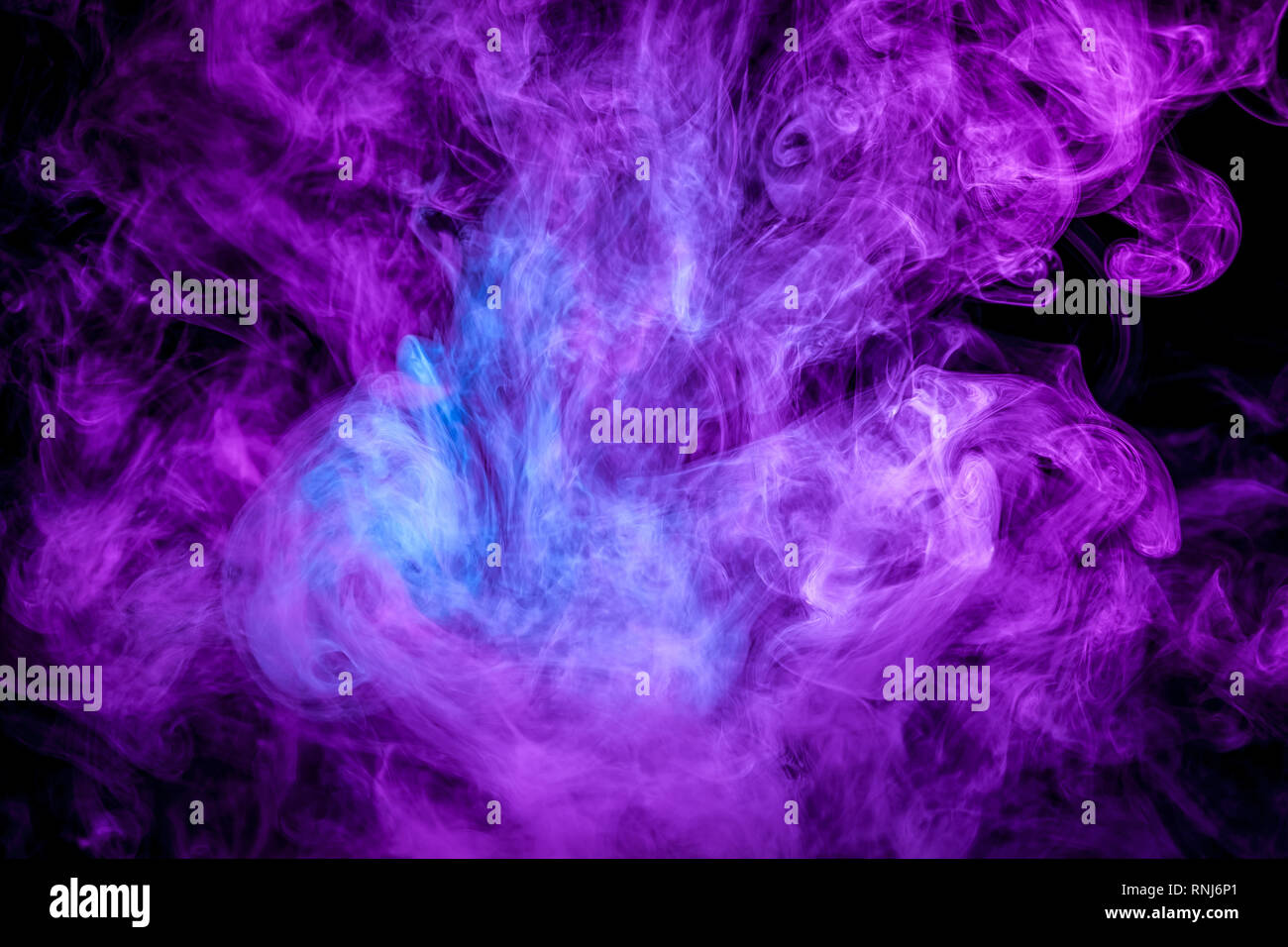 L Art Abstrait De Couleur Violette Et Bleu Sur Fond Noir De Fumee Isoles Arreter Le Mouvement De La Fumee Multicolore Sur Fond Sombre Photo Stock Alamy
