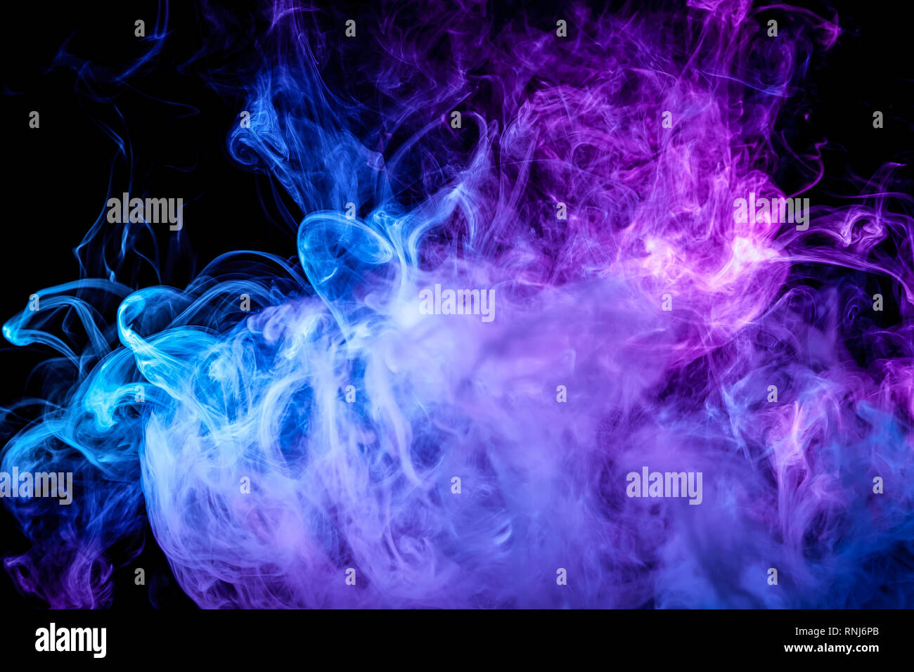 images Explosion De Couleur Bleu https www alamyimages fr frozen mouvement abstrait de la fumee de l explosion de multiples couleurs violet et bleu sur fond noir contexte de la fumee de vape image237043027 html