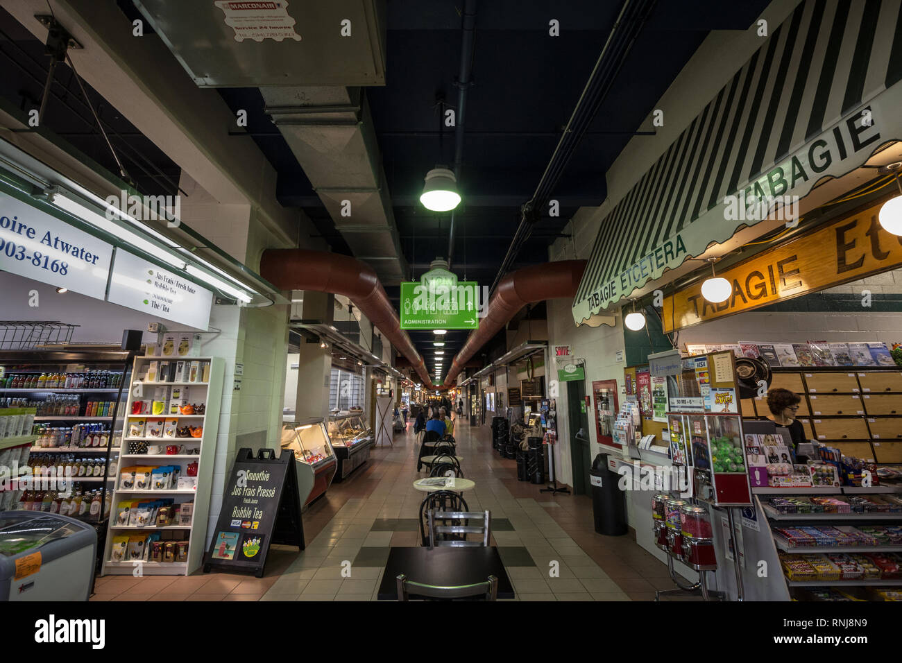 Montréal, Canada - le 6 novembre 2018 : allée principale de l'intérieur du Marche marché Atwater, à Montréal, au Québec. c'est l'un des principaux marchés publics de Banque D'Images