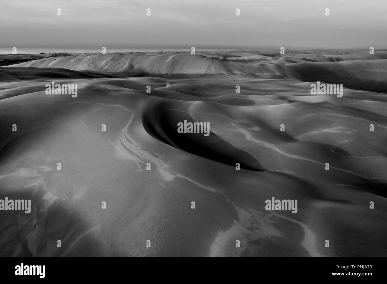 Dunes pittoresques au lever du soleil. Image en noir et blanc. Banque D'Images