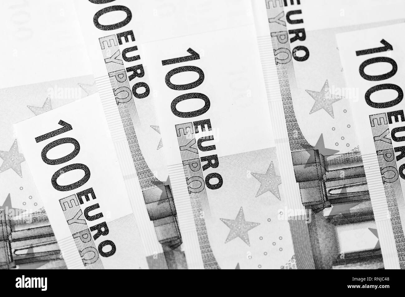 Une centaine de billets en euros en tant que contexte de près. Le noir et blanc Banque D'Images