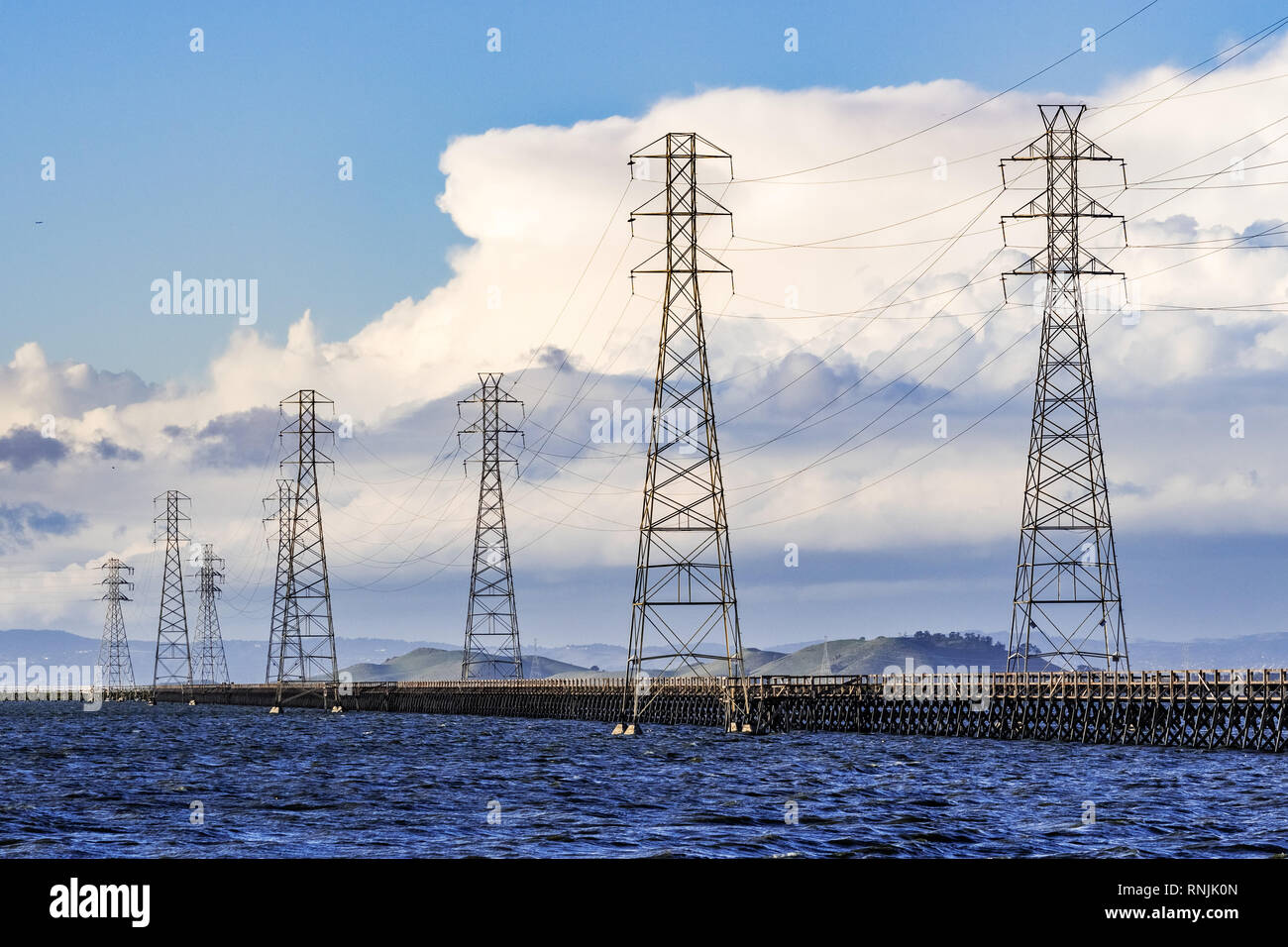 Les lignes de transport d'électricité haute tension et les tours de transmission traversant les étangs et marais de South San Francisco Bay area, Mountain View, Californie Banque D'Images Les lignes de transport d'électricité haute tension et les tours de transmission traversant les étangs et marais de South San Francisco Bay area, Mountain View, Californie Banque D'Images