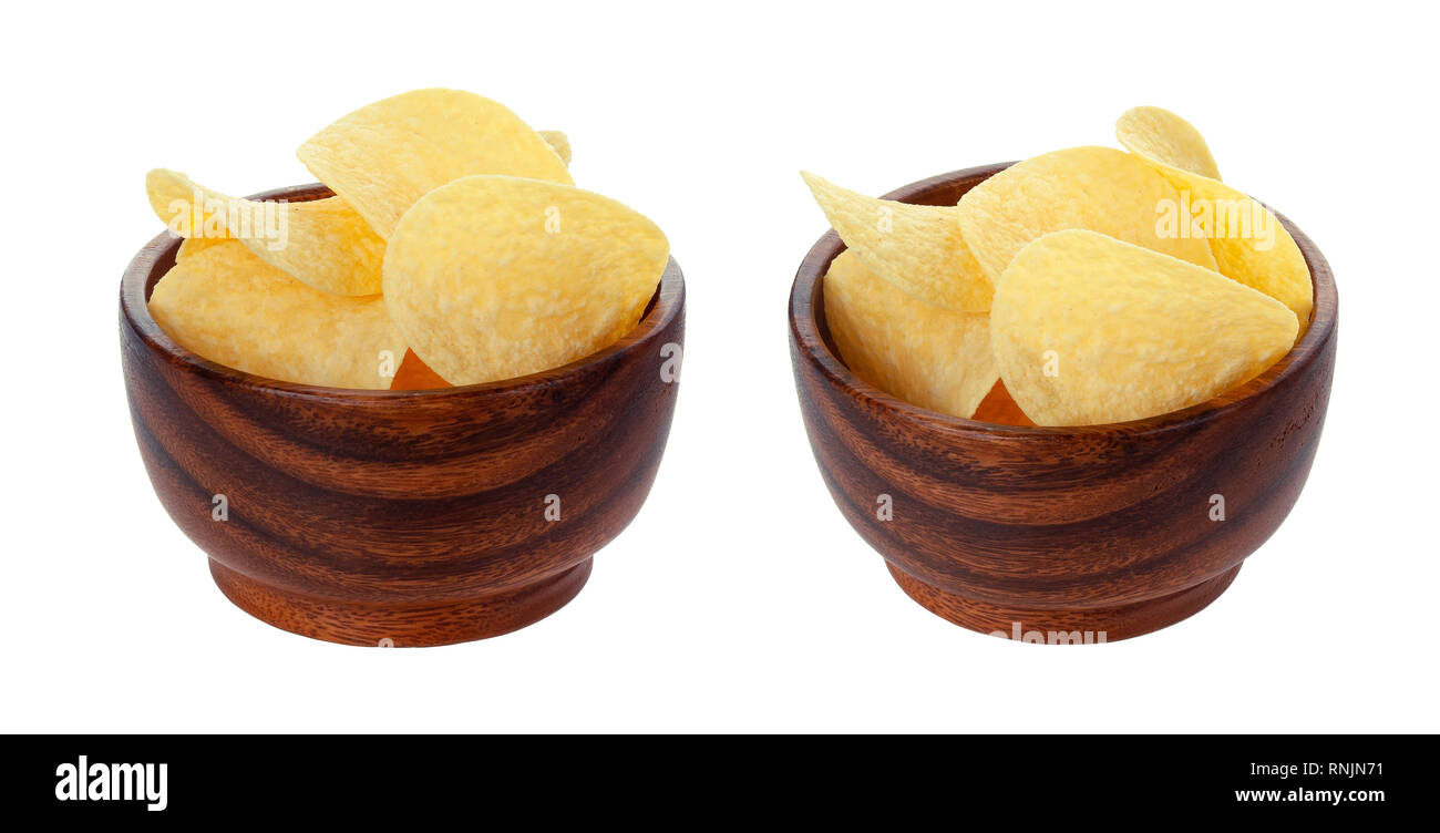 Croustilles de pommes de terre dans la plaque en bois isolé sur fond blanc avec clipping path Banque D'Images