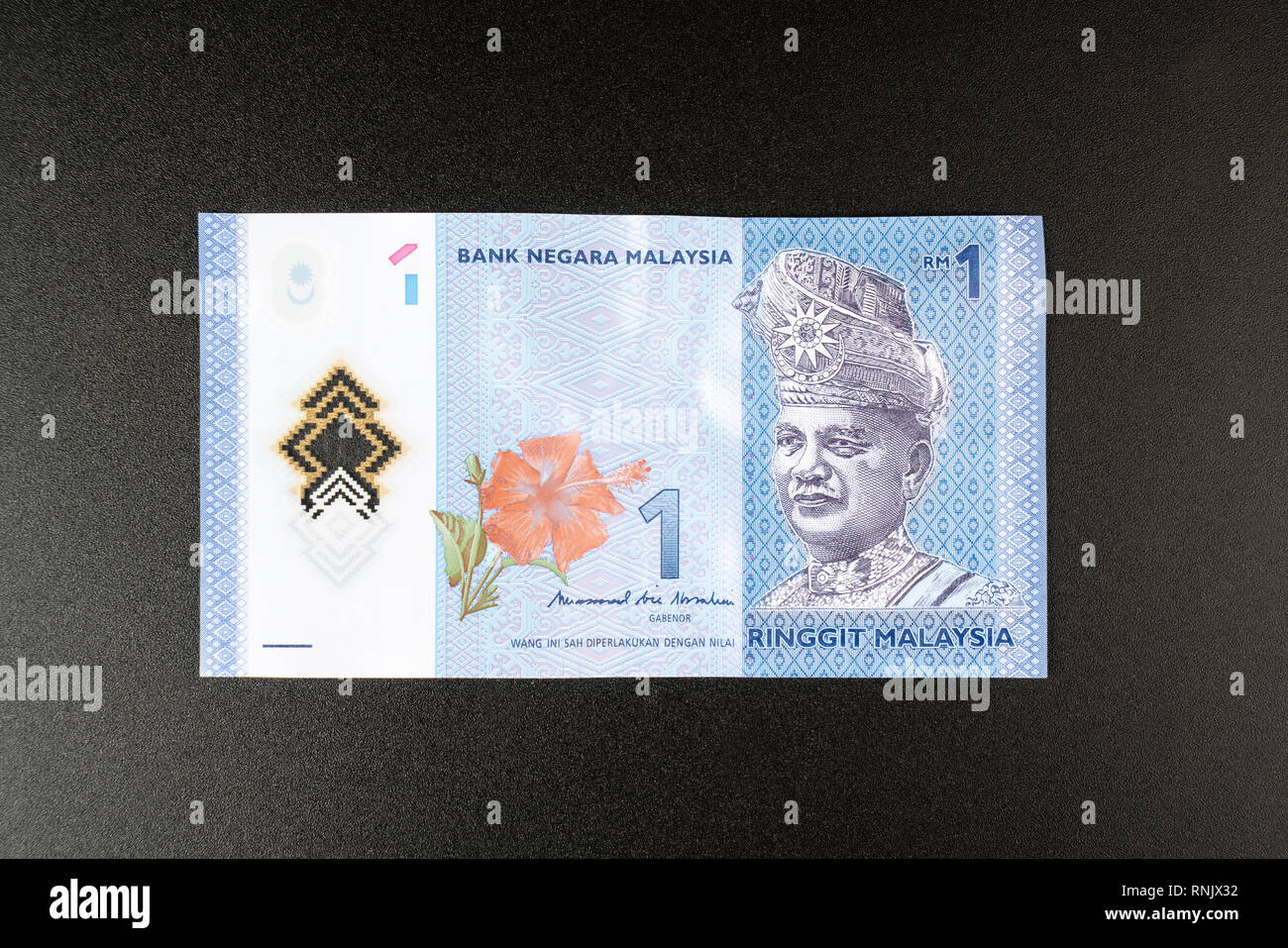 Un 1 Ringgit billet sur une surface noire Banque D'Images