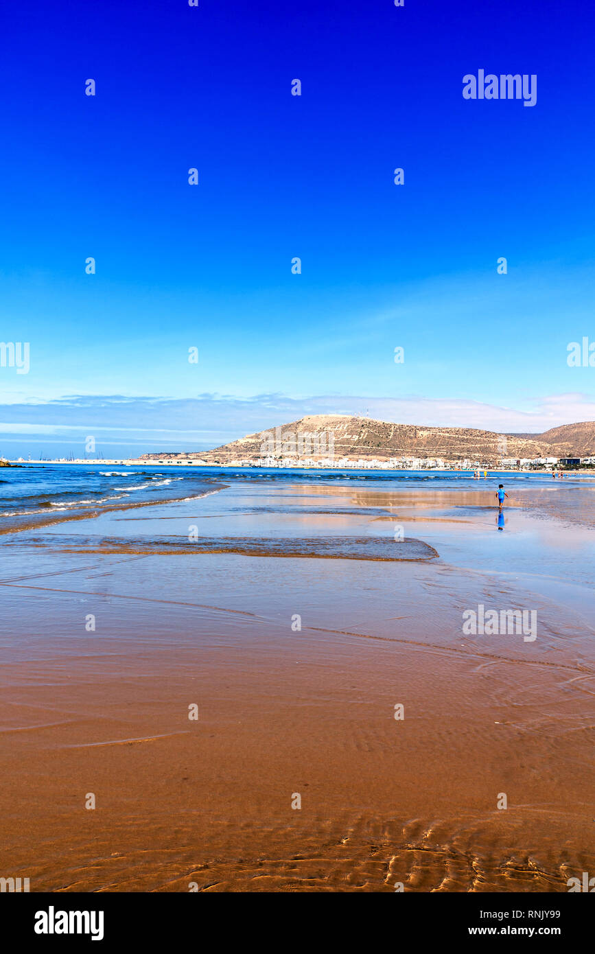 Maroc - le vaste kilomètre- Long Beach d'Agadir en face de Kasbah Mountain Banque D'Images