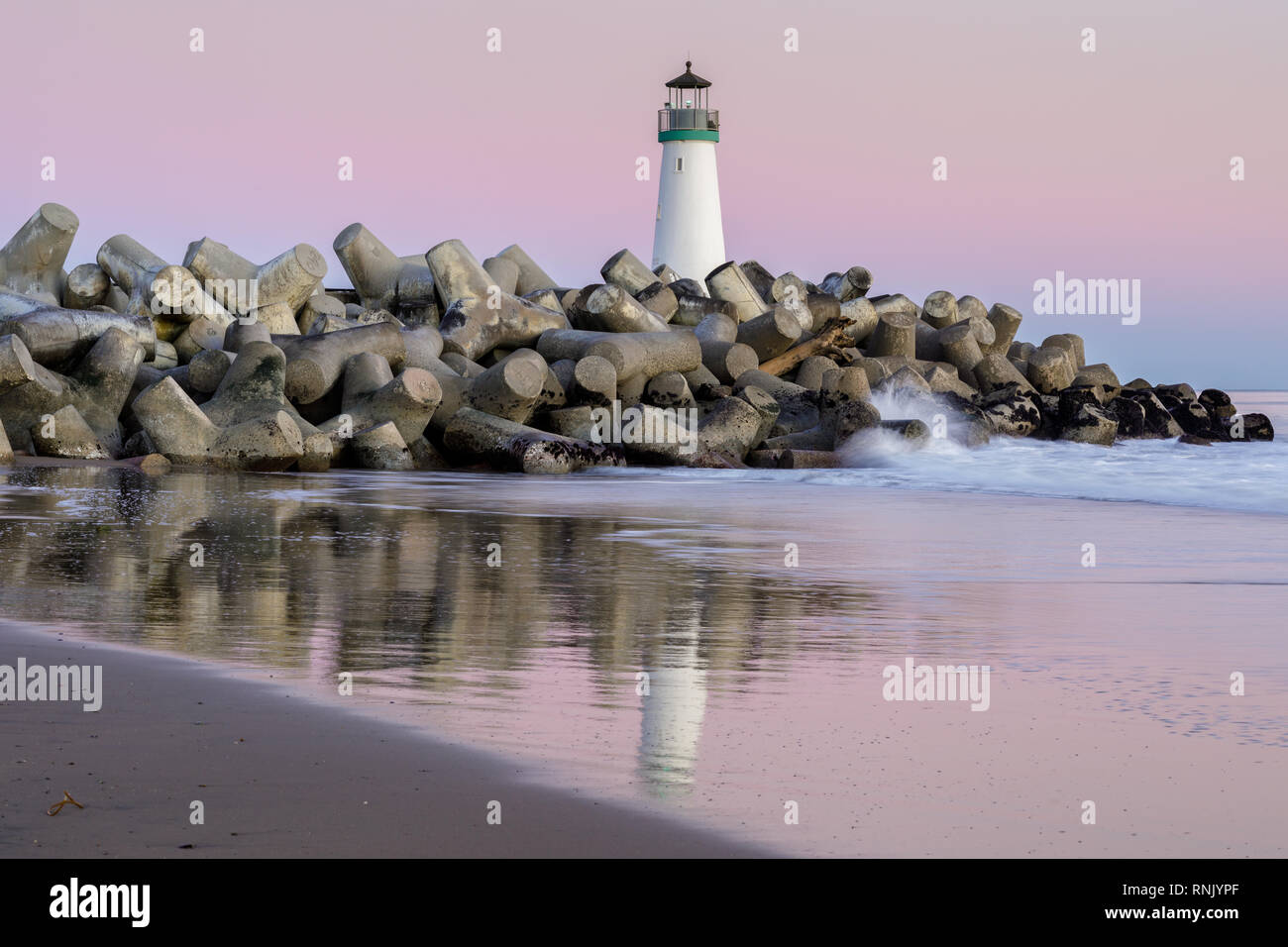 Twilight plus de brise-lames (Walton) Phare vu de Seabright Beach. Banque D'Images