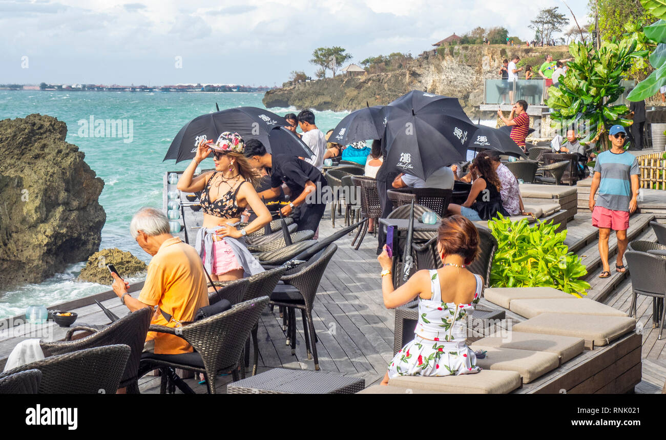 Les touristes chinois à la Rock Bar à l'Ayana Resort and Spa Bali Jimbaran Indonésie. Banque D'Images