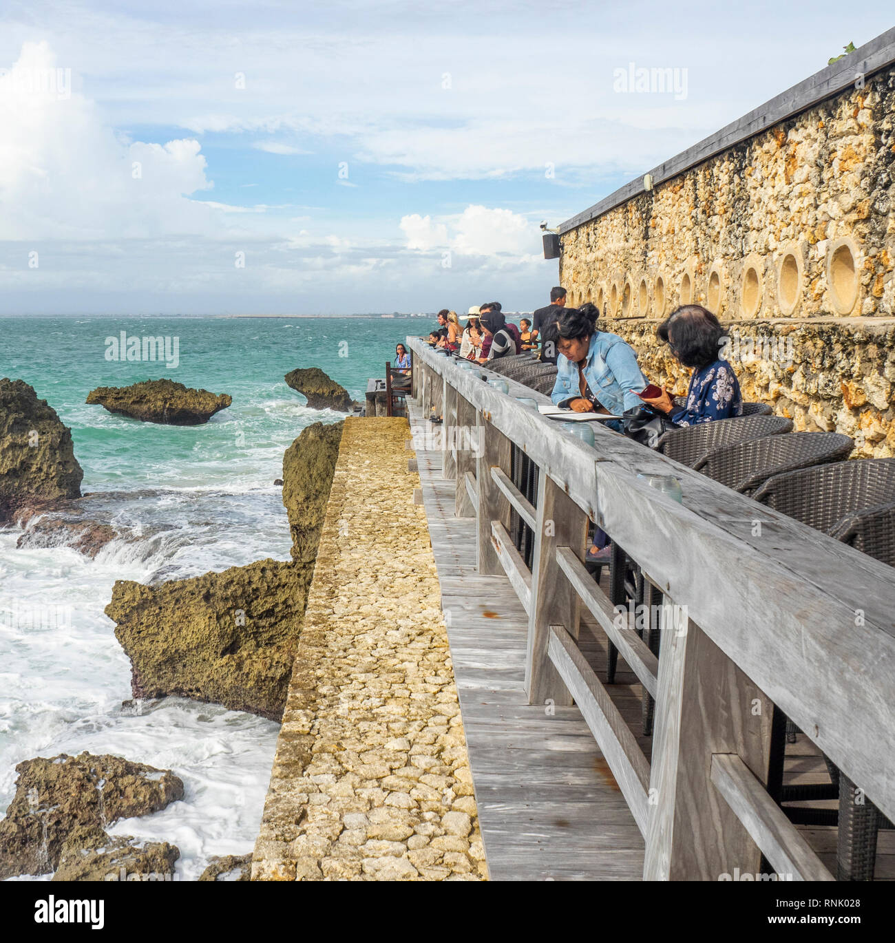Les touristes chinois à la Rock Bar à l'Ayana Resort and Spa Bali Jimbaran Indonésie. Banque D'Images