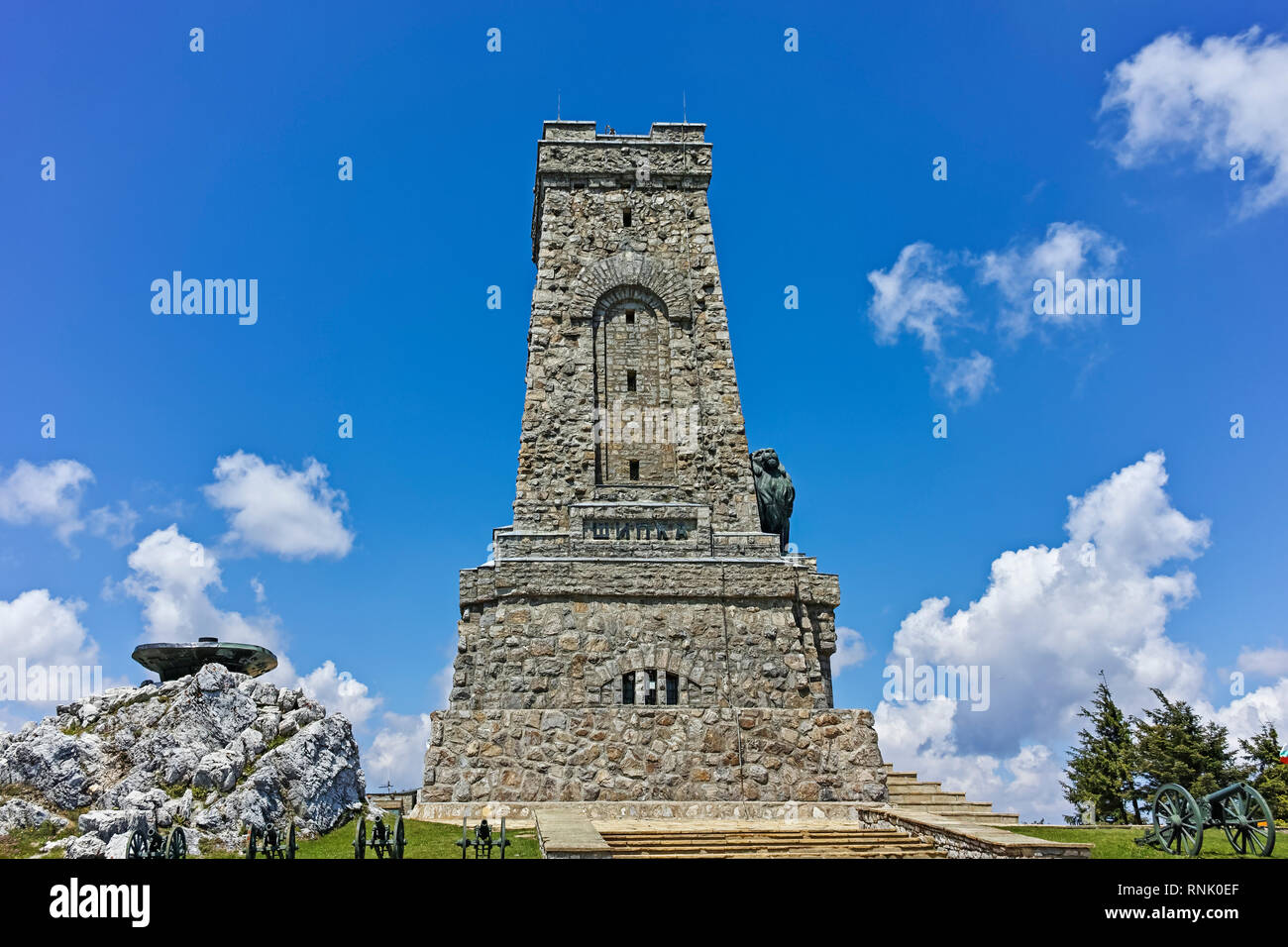 SHIPKA, BULGARIA - 6 juillet 2018 : Monument à la liberté de Shipka et montagnes des Balkans, région de Stara Zagora, Bulgarie Banque D'Images