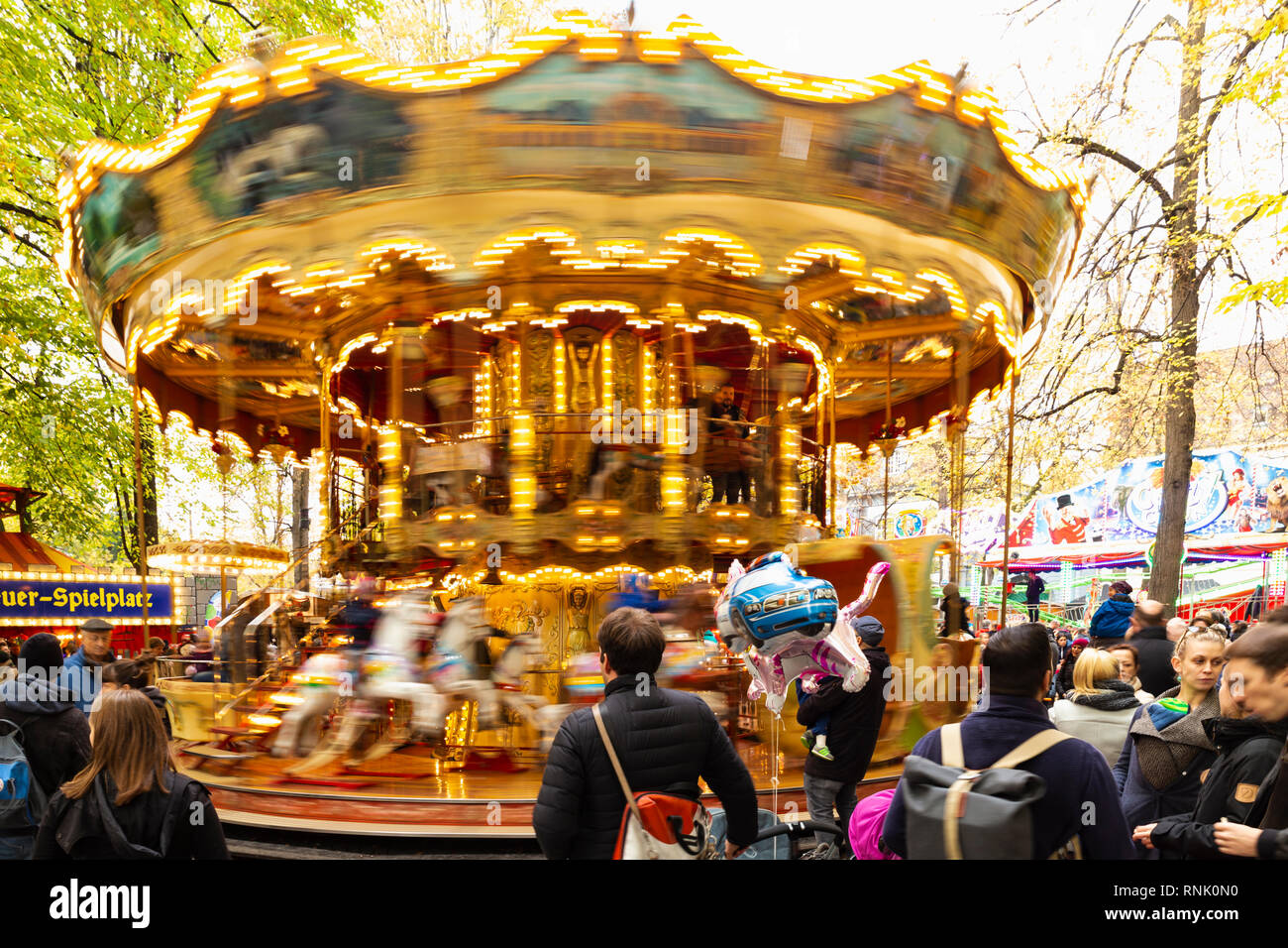 La suisse, Bâle, Petersplatz. Belle grande vintage carousel en mouvement pendant la foire d'automne. Photo prise le 3 novembre 2018 Banque D'Images