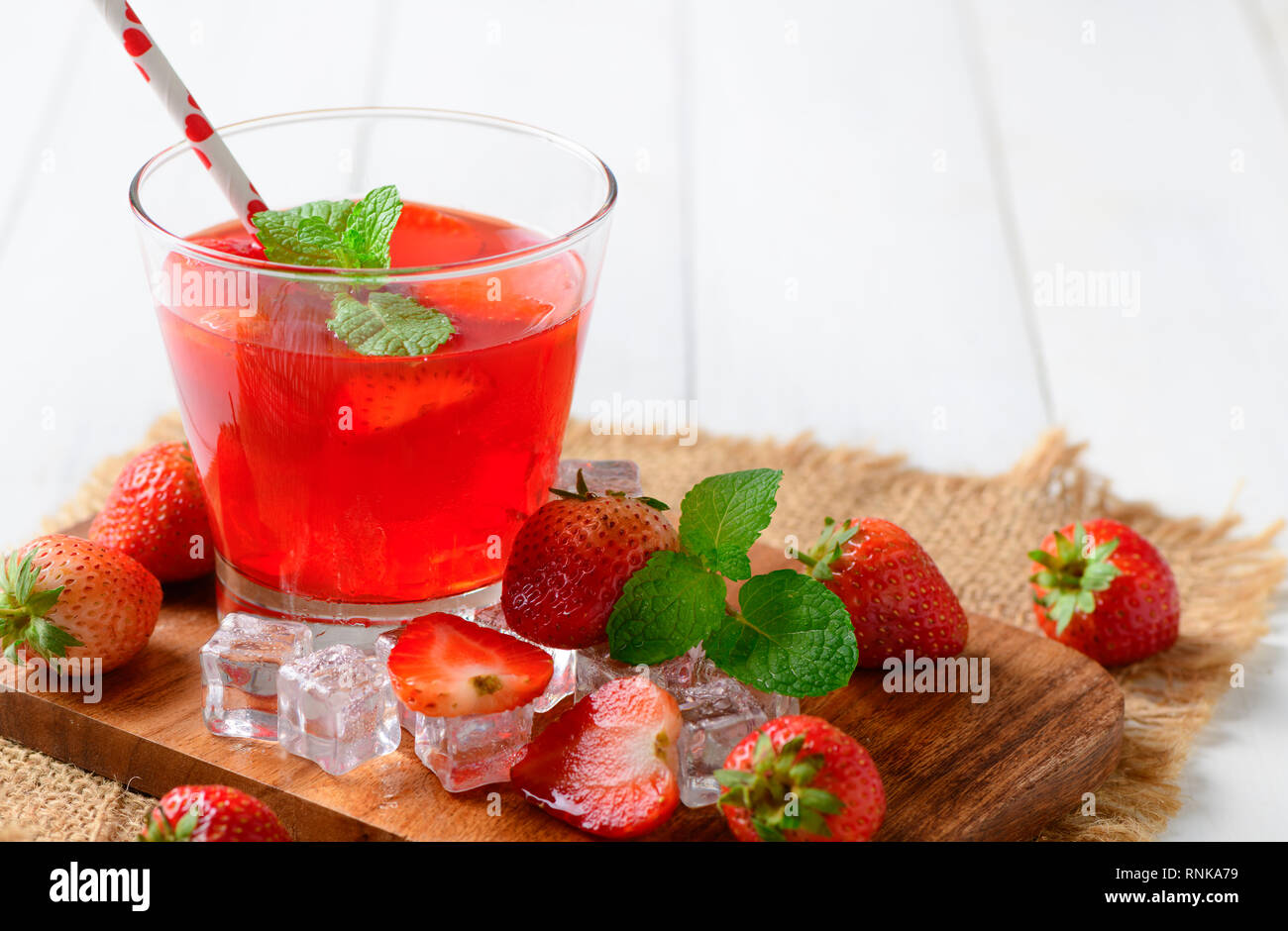 Jus de fraises et de menthe sur le dessus et des fraises fraîches sur une cale en bois, des boissons d'été concept Banque D'Images