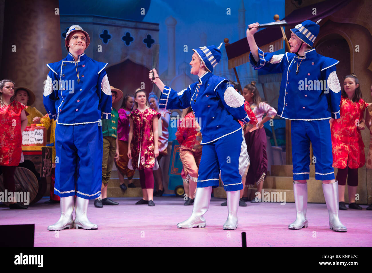 Pantomime traditionnelle britannique de divertissement familial de Noël : un non-amateur local professionnel theatre company (les gardiens) sur scène à Aberystwyth Arts Centere. Janvier 2019 Banque D'Images