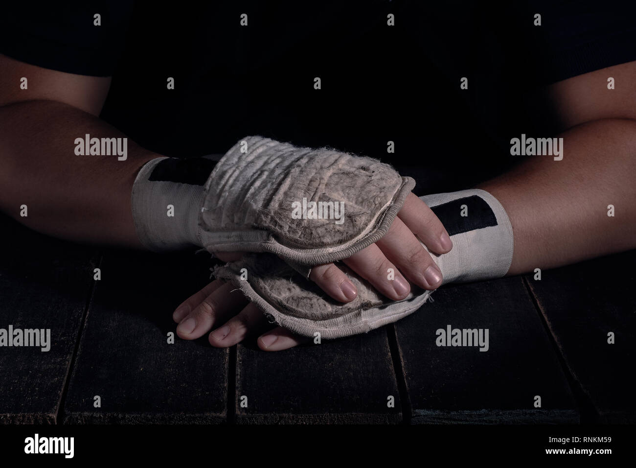 Mains de fighter dans un style moderne sur fond noir. Concept de soins de santé. Corps musculaire remise en forme. Mode de vie sain. Fond sombre. Banque D'Images