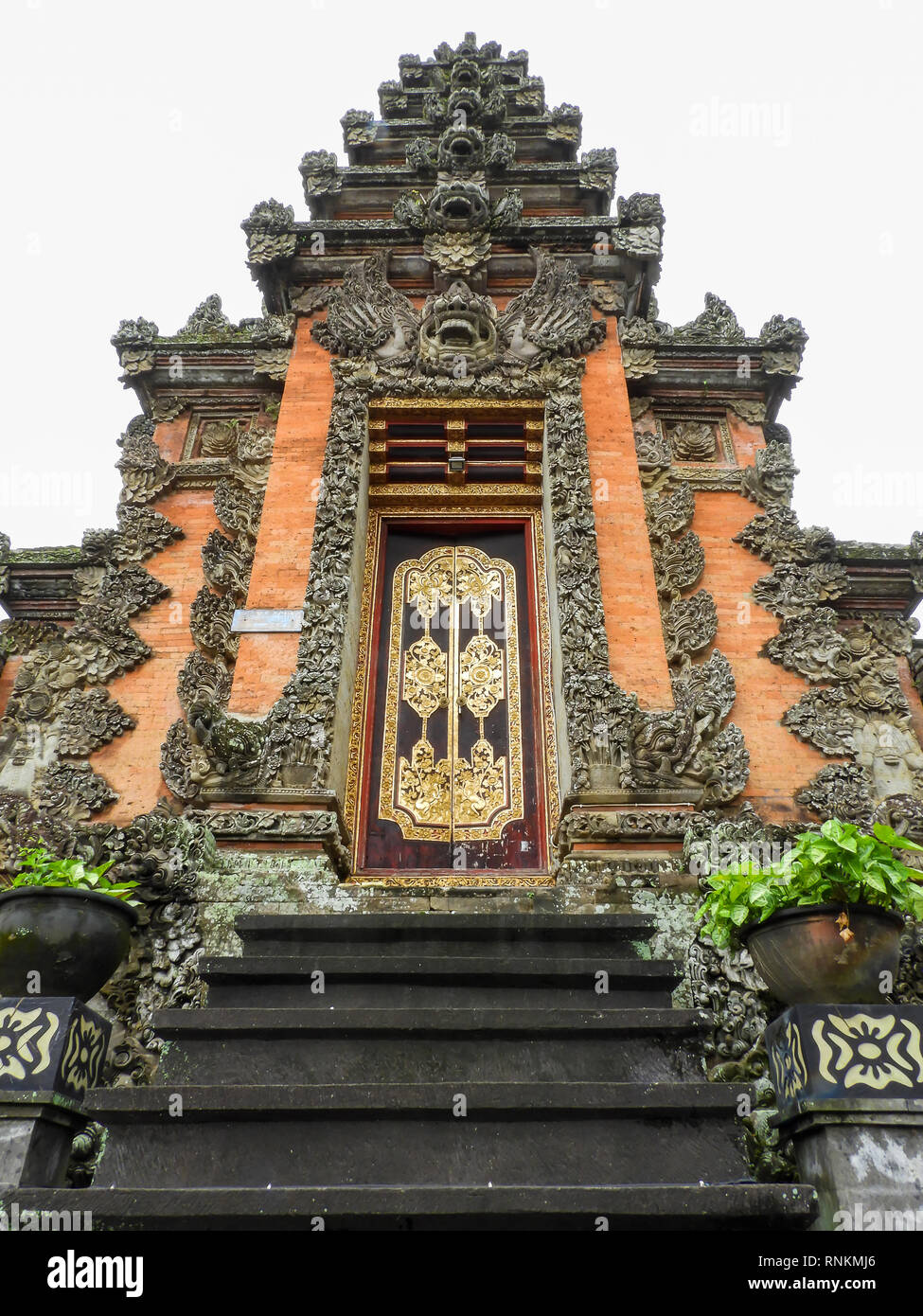 Porte d'entrée sculptée traditionnelle au Puri Saren Agung (Palais d'Ubud, Bali, Indonésie), Banque D'Images