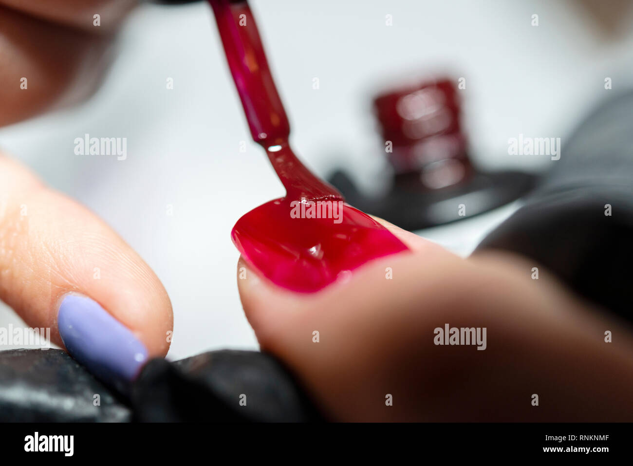 Nail technician : soins des ongles et pose de vernis semi-permanent Photo  Stock - Alamy