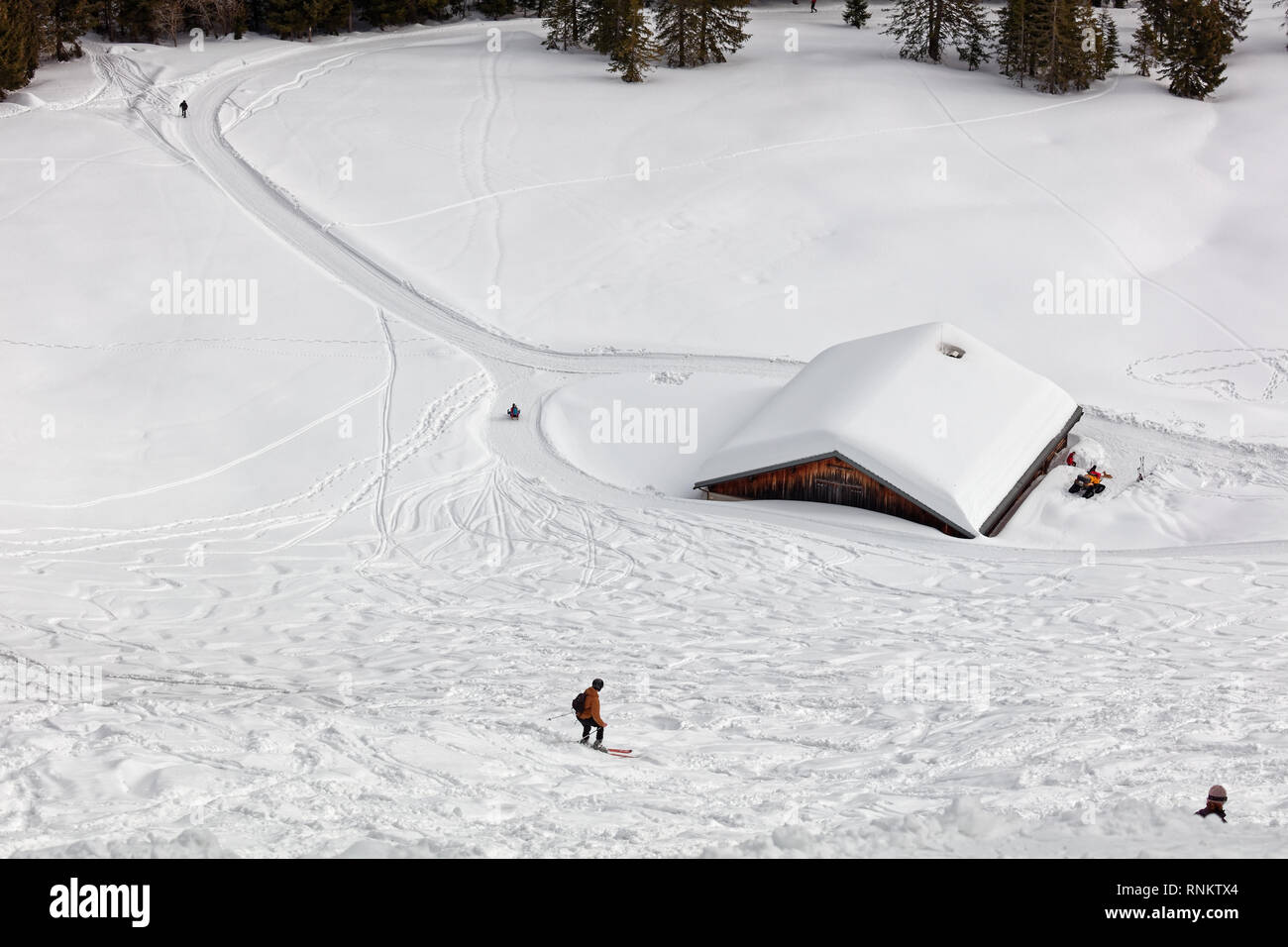Tourer Ski en ordre décroissant d'Hinterbergalpe de traîneaux et en arrière-plan - Vorarlberg, Autriche Banque D'Images