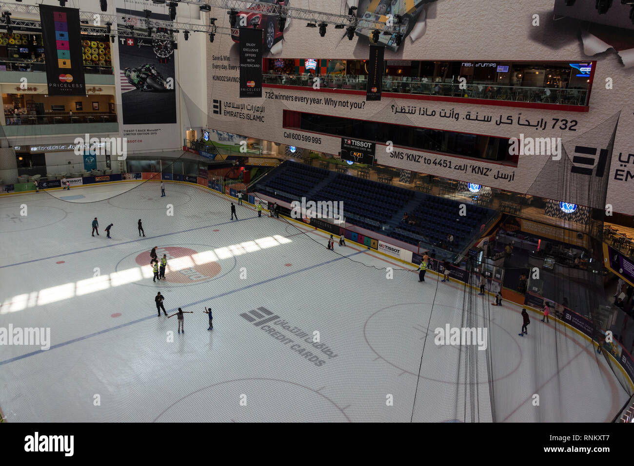La patinoire de dimension olympique au Dubaï Mall au centreville de