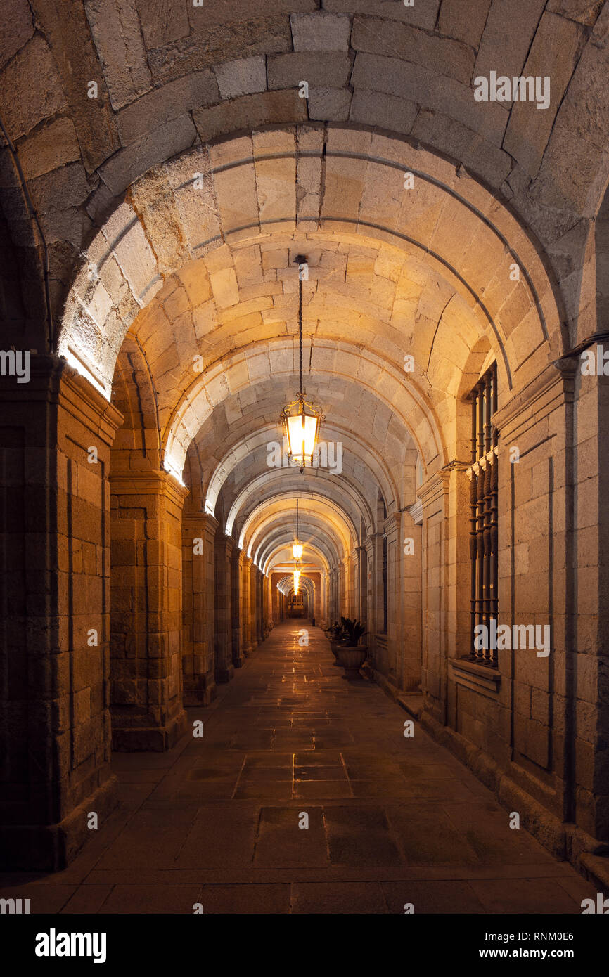 Voûte en vue détaillée de l'architecture de nuit. Neoclasic building de siècle XVIII, Santiago de Compostela, Espagne Banque D'Images