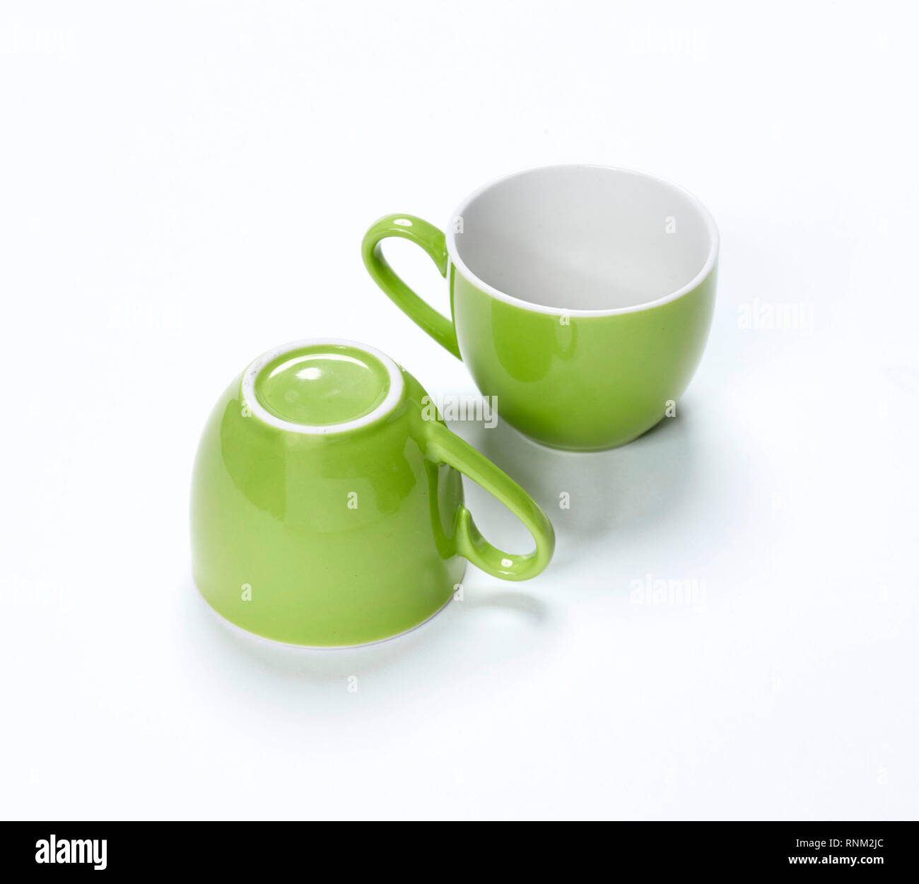 Deux tasses à espresso vert. Studio photo sur un fond blanc. Banque D'Images