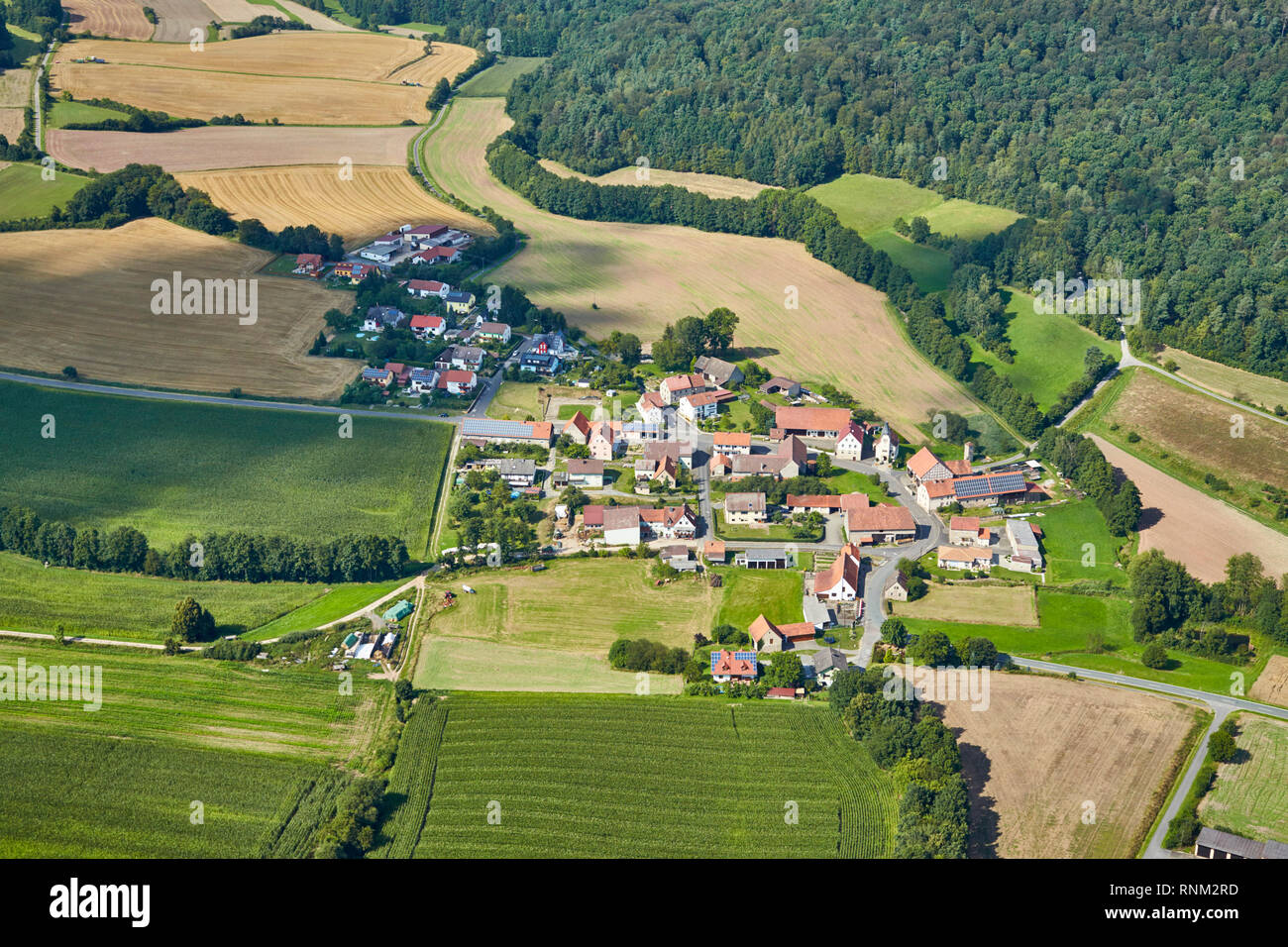 La ville Obersteinbach vu de l'air. Municipalité Falkenberg, district de Hassberg, Bavière, Allemagne Banque D'Images