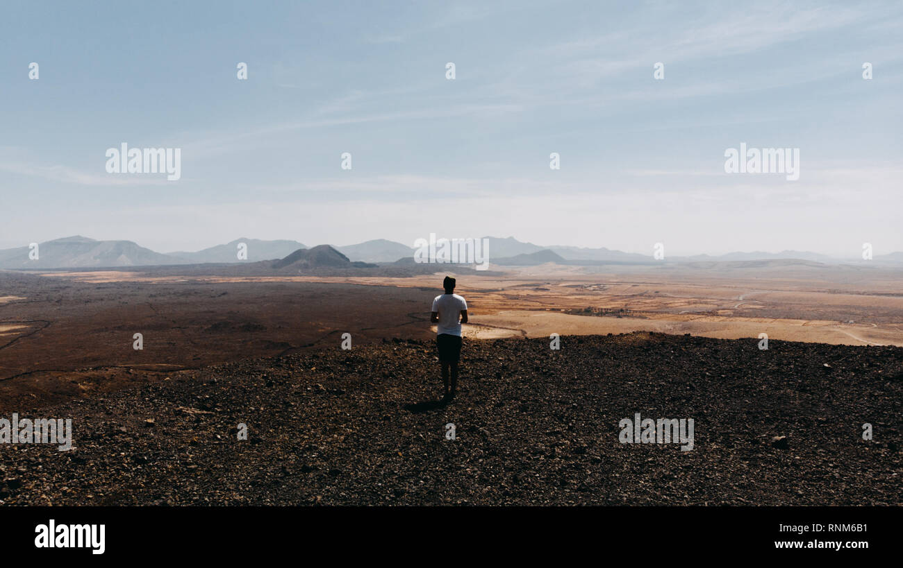 en regardant seul le désert rouge bleu puissance fuerteventura Banque D'Images