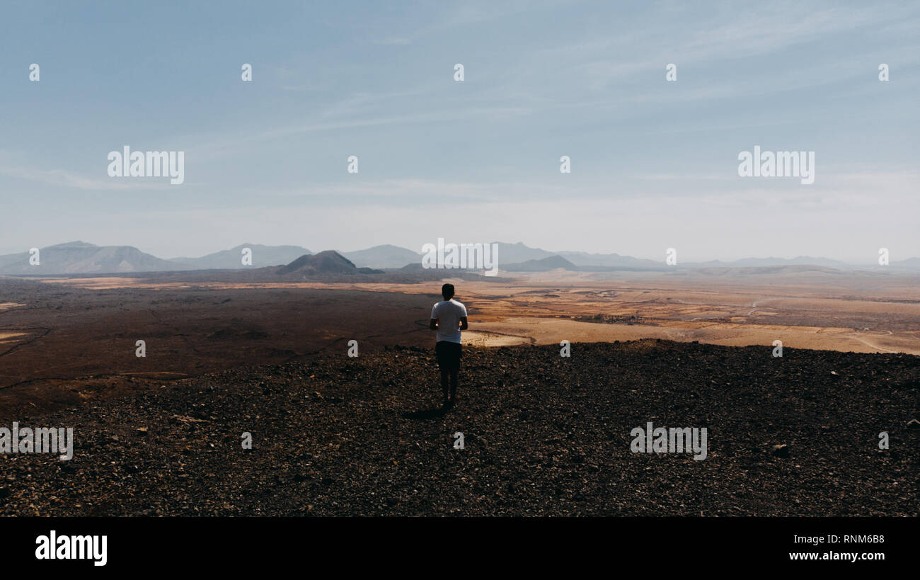 en regardant seul le désert rouge bleu puissance fuerteventura Banque D'Images