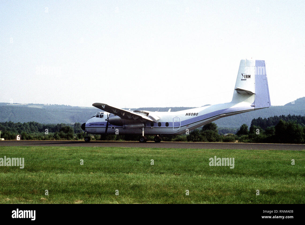 1980 - Vue du côté gauche d'un C-7 Caribou l'atterrissage d'un aéronef. À bord sont membres de l'Institut de recherche sur l'environnement du Michigan Banque D'Images