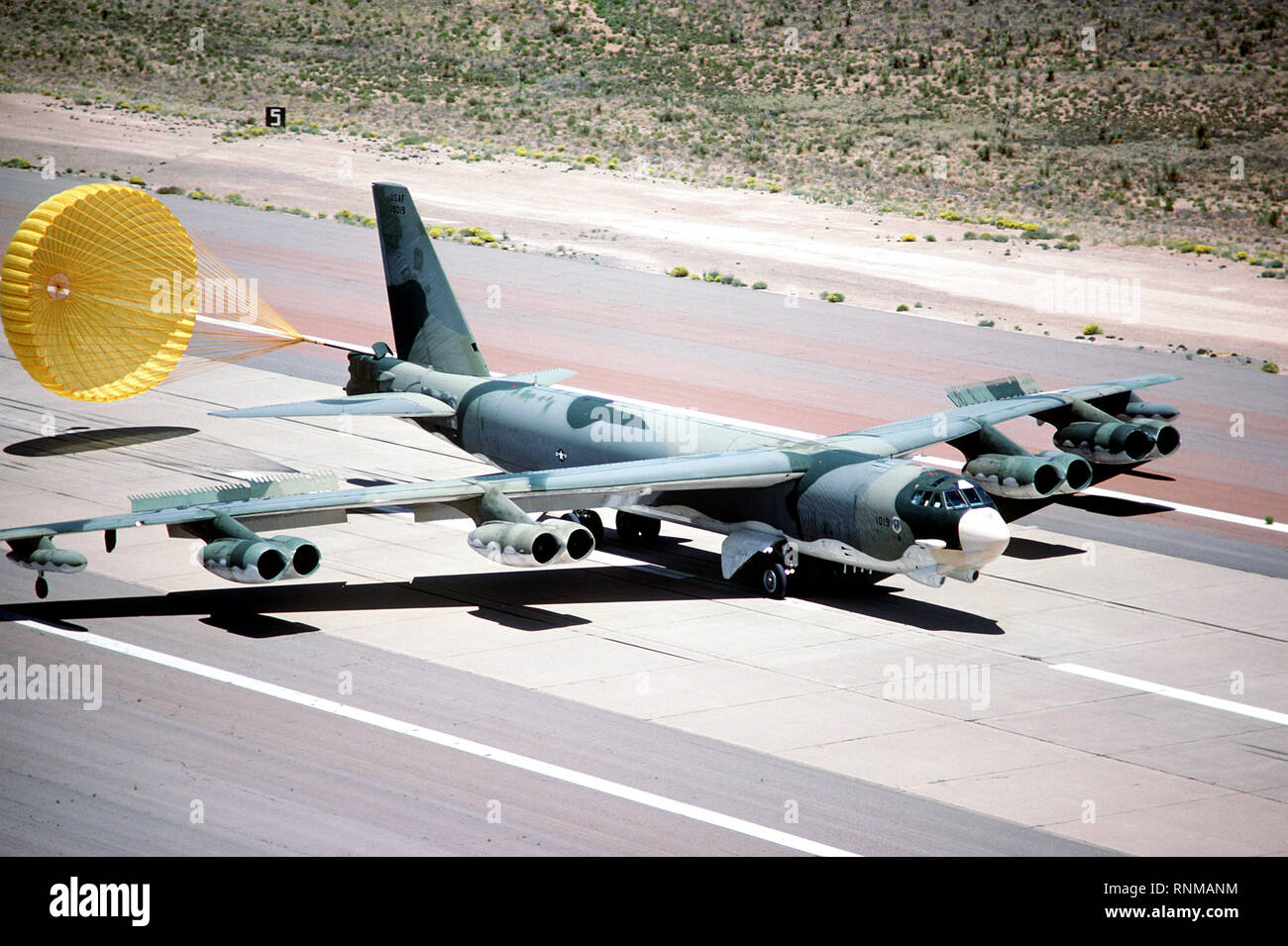 1981 - UN B-52H Stratofortress appareil atterrit avec sa goulotte glisser arrière déployés au cours de l'effort II Prairie Occupé Banque D'Images