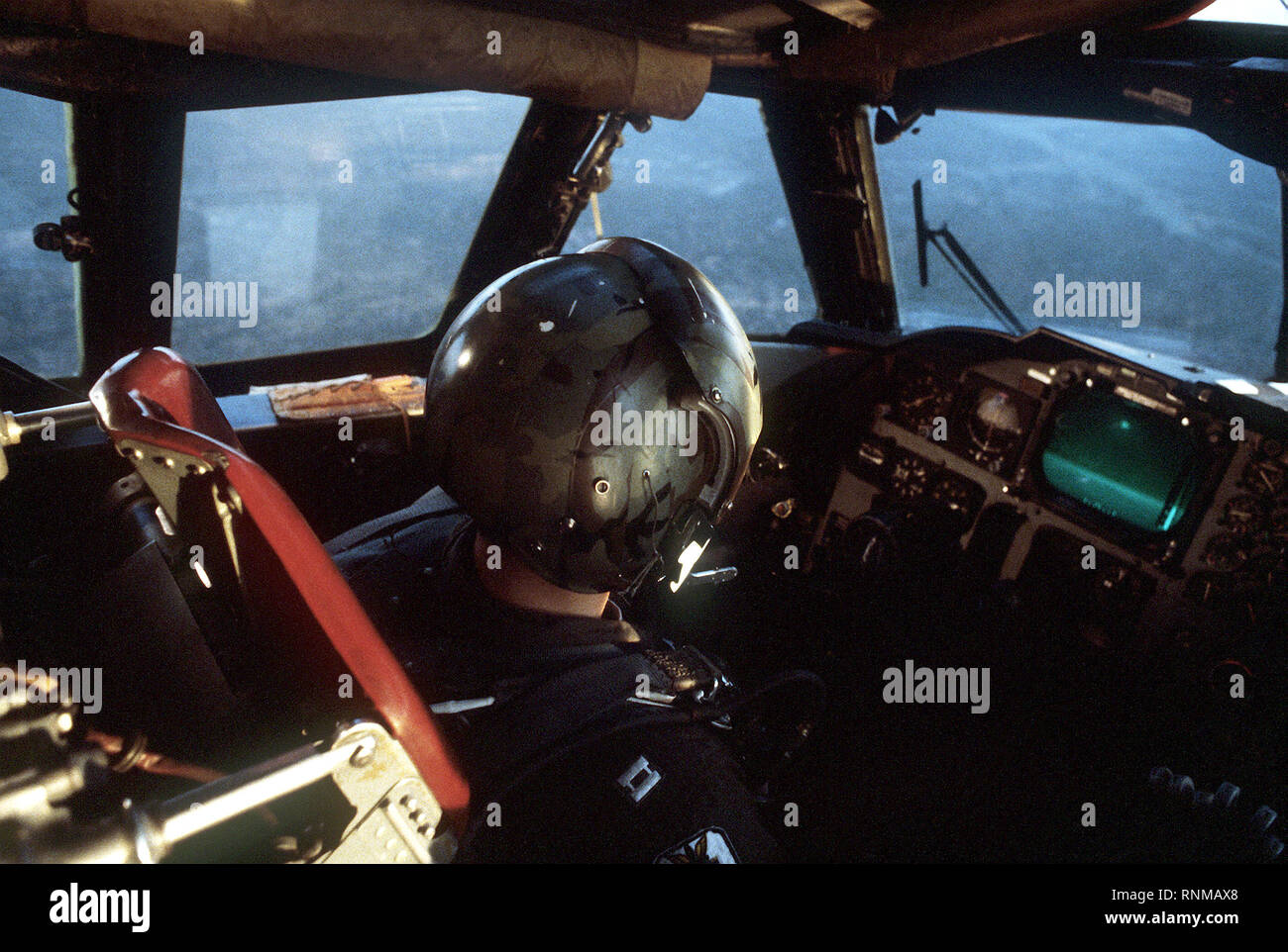 1981 - Un pilote vole un B-52H Stratofortress pendant l'exercice Prairie occupé II Banque D'Images