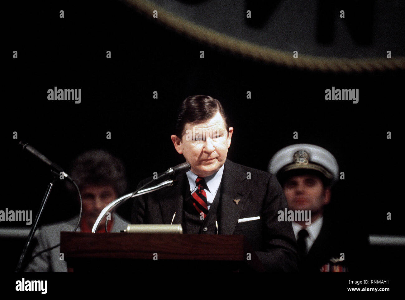 1982 - Le sénateur John Tower, R-Texas, prend la parole à la cérémonie de mise en service pour le sous porte-avions USS Carl Vinson (CVN-70). Assis derrière le sénateur sont Molly Snead, marraine du navire, à gauche, et le capitaine Richard L. Martin, commandant de la Carl Vinson. Banque D'Images