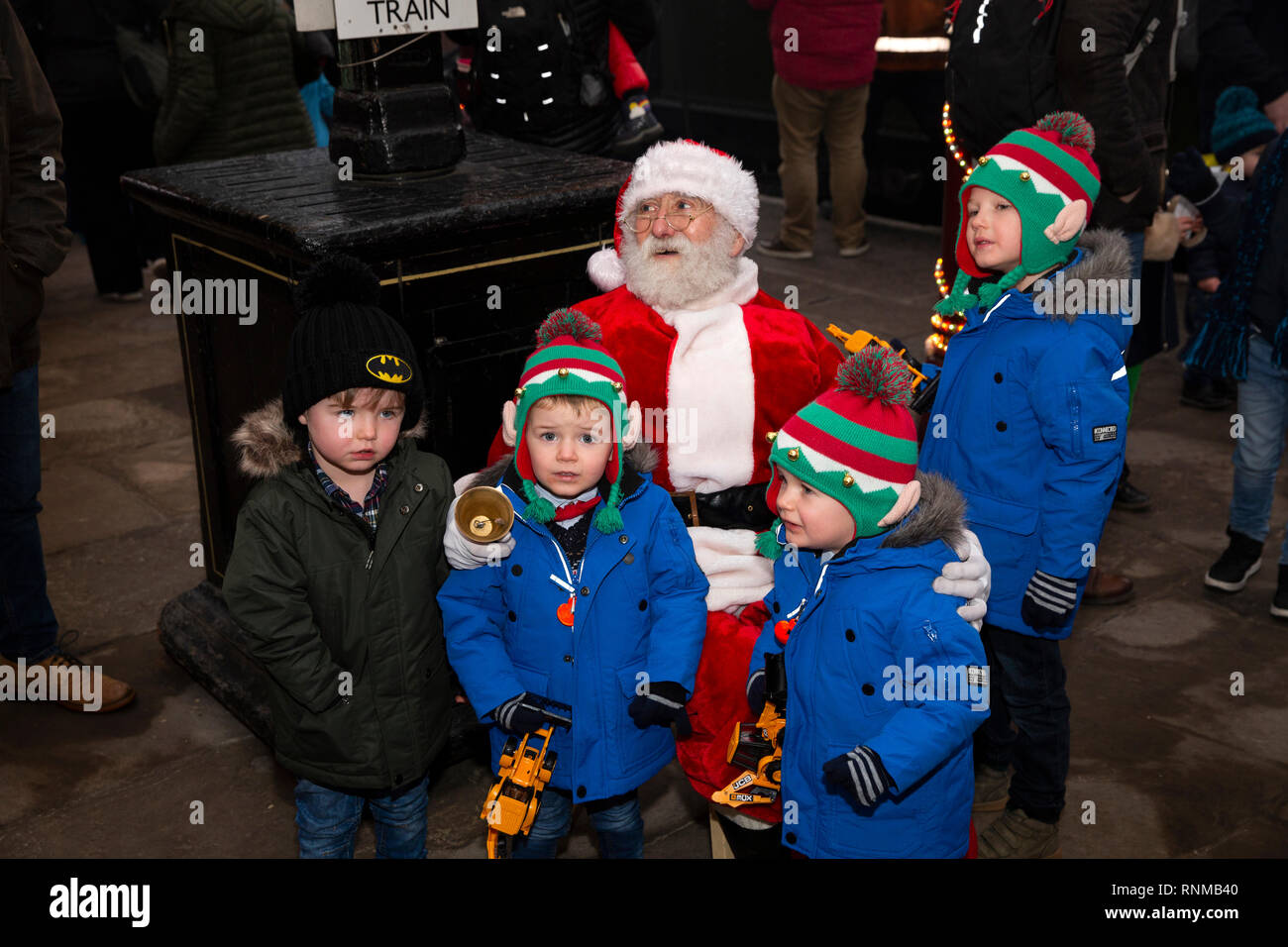 Royaume-uni, Angleterre, dans le Lancashire, Bury, East Lancashire Railway Bolton Street Station, le Père Noël avec les enfants sur la plate-forme Banque D'Images