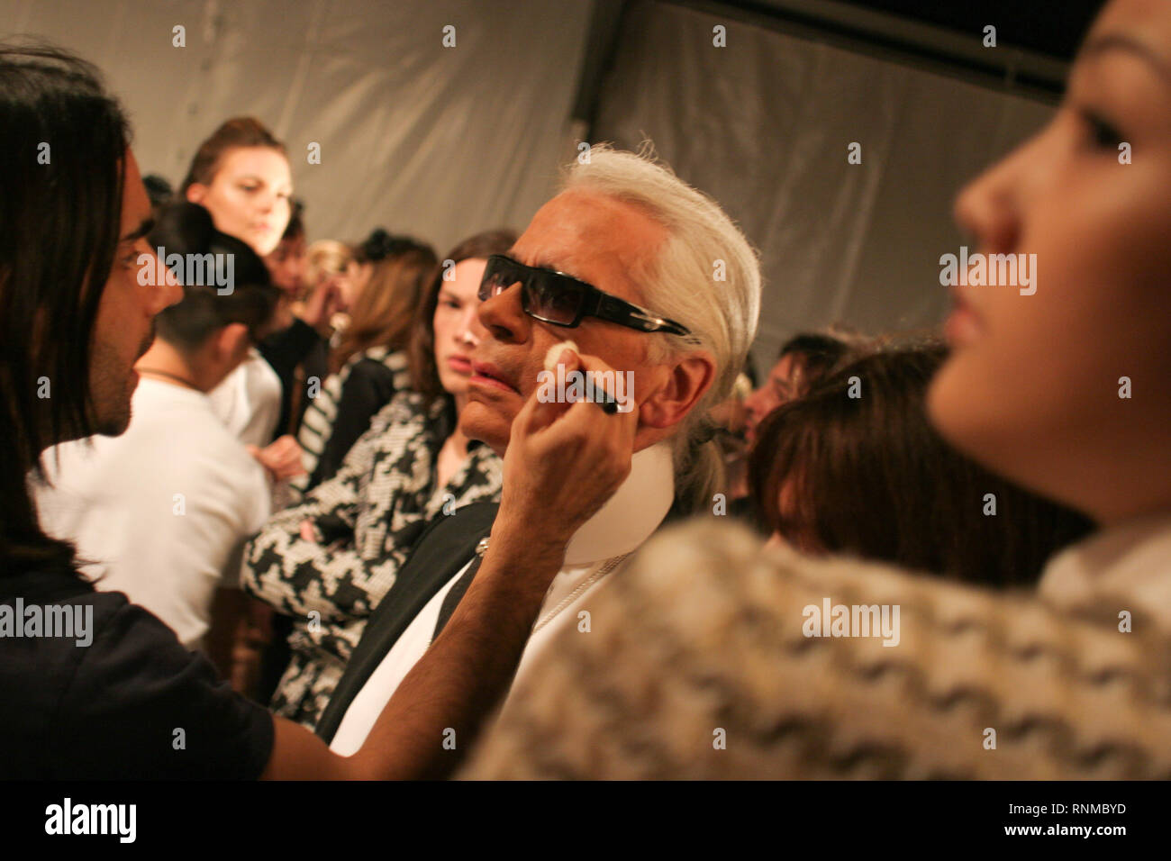 Karl Lagerfeld et modèles dans les coulisses de 'Coco Chanel un Tokyo' fashions montre à la nouvelle boutique Chanel à Ginza, Tokyo, Japon, 03.12.04. Le 'Coco un Tokyo' show a été la première fois Chanel vêtements ont été créée en dehors de Paris, France. Aussi des photos de personnes de shopping dans le nouveau magasin. Banque D'Images