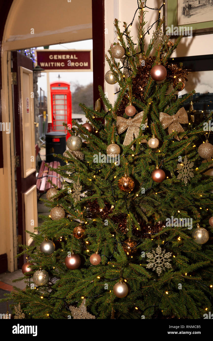 Royaume-uni, Angleterre, dans le Lancashire, Rawtenstall, East Lancashire Railway Station, arbre de Noël dans le bureau de vente des billets Banque D'Images