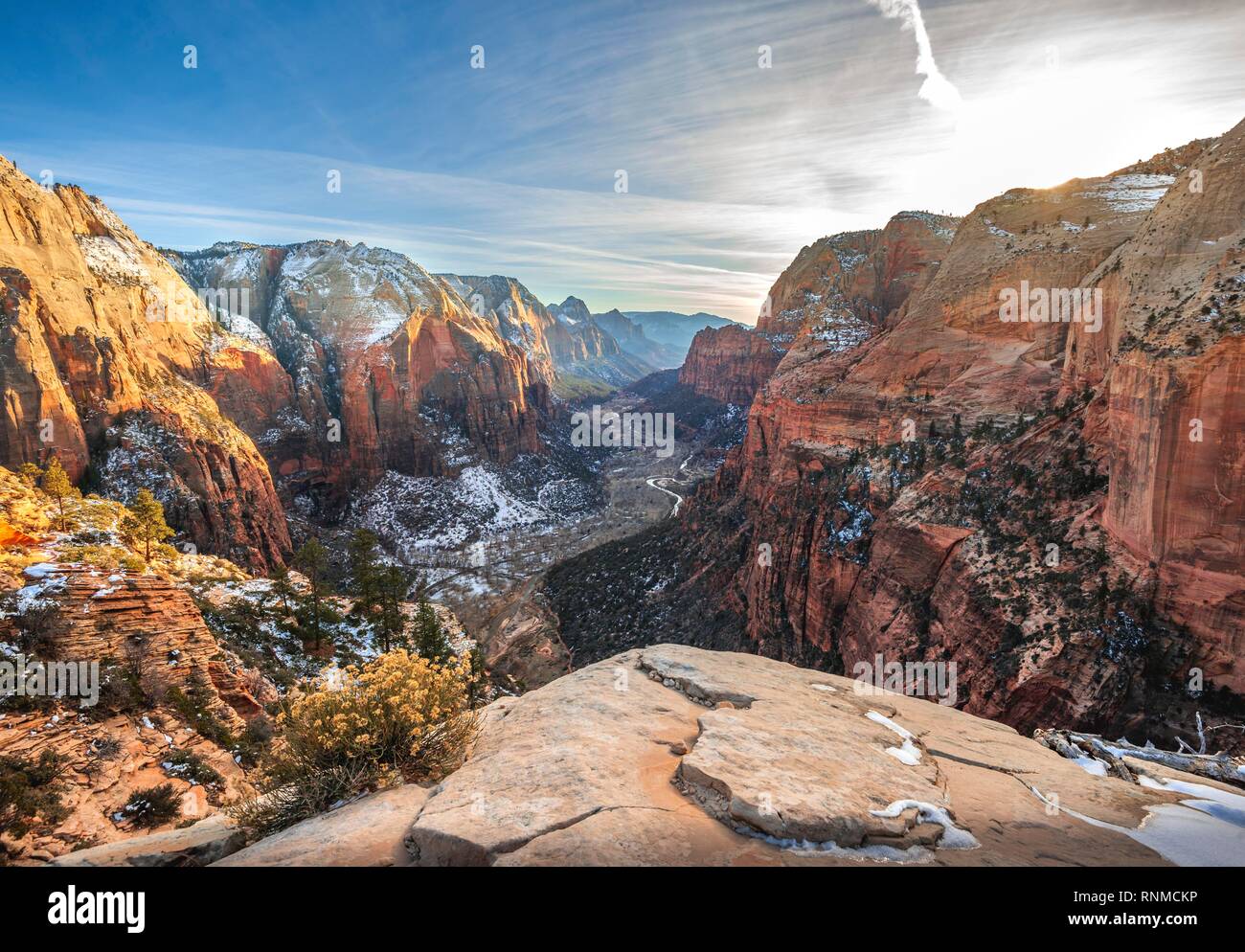 Avis de Angels Landing dans Zion Canyon avec Virgin River, Angels Landing Trail, en hiver, le paysage de montagne Banque D'Images