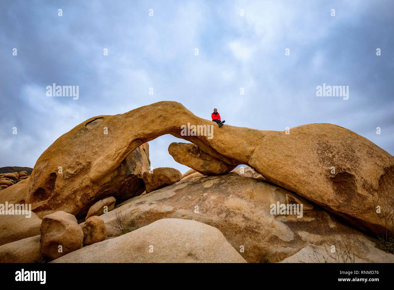 Jeune femme assise sur Arch Rock, Rock arch, formation, Arch Rock monzogranite sentier nature, camping réservoir Blanc Banque D'Images