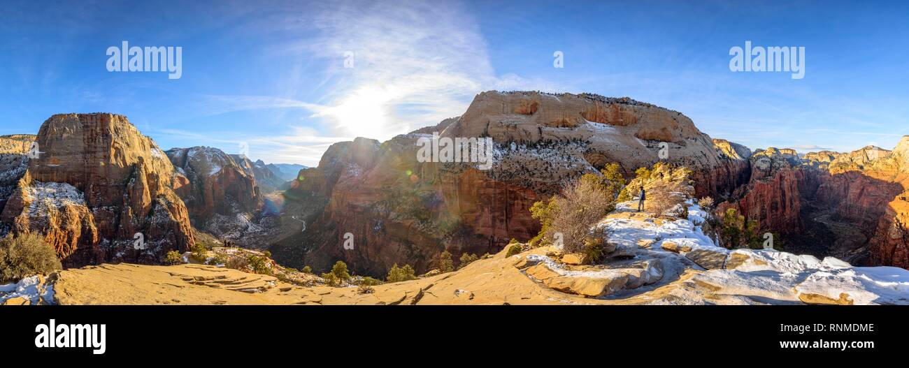 Panorama à 360 degrés, vue de Angels Landing sur Virgin River, Zion Canyon, Angels Landing Trail, en hiver, le paysage de montagne Banque D'Images