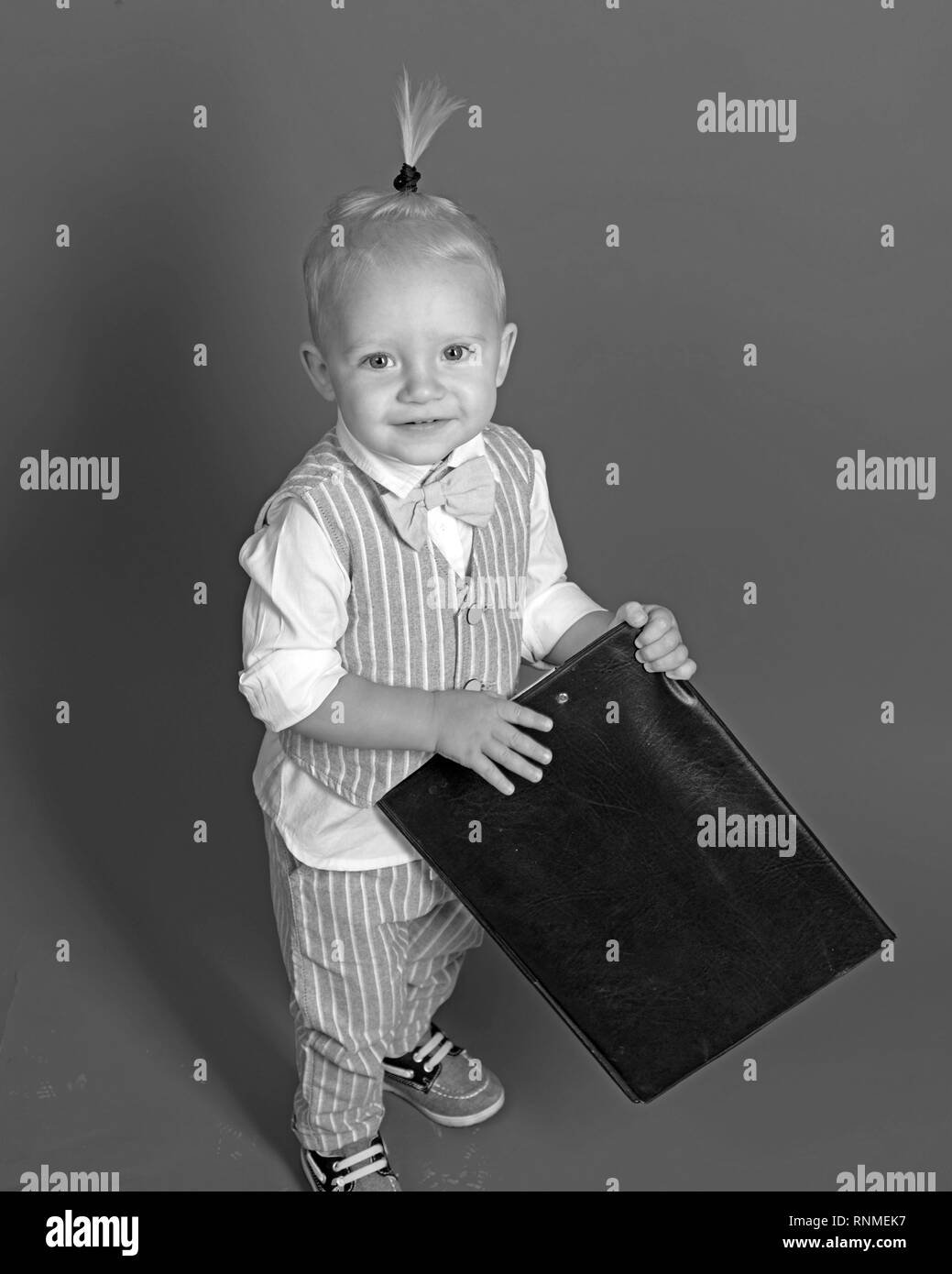 Jeune et professionnel. Garçon enfant démarrage plan stratégie d'entreprise. Petit enfant. Petit bébé patron. Adorable enfant à gérer les affaires. Démarrage en développement Banque D'Images